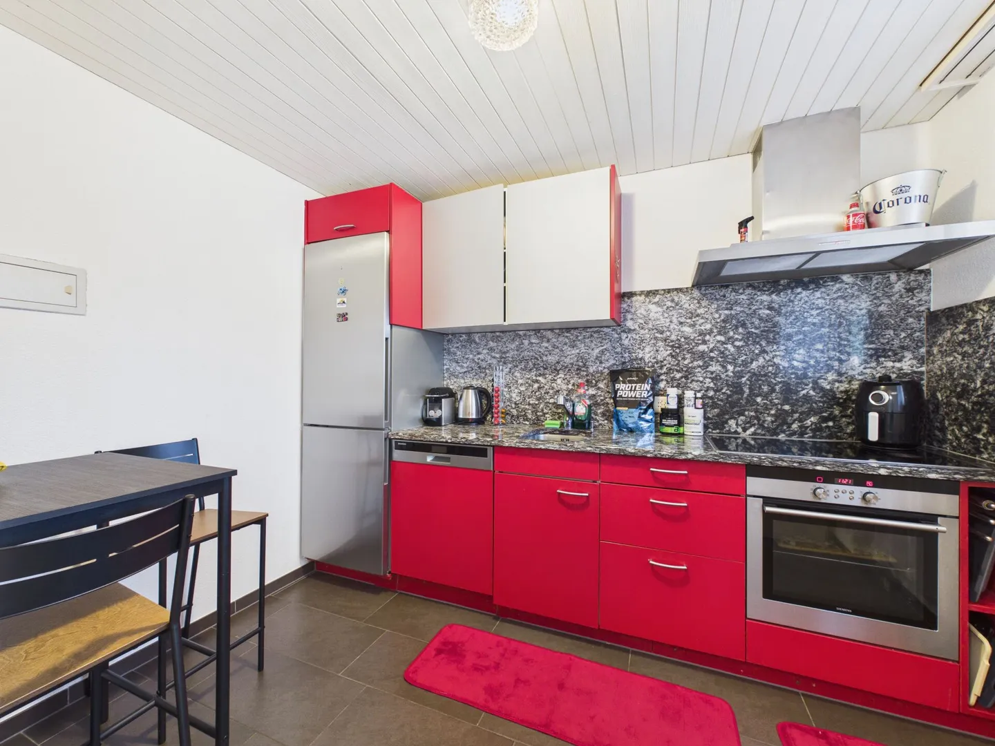 CENTRAL, BRIGHT AND WITH A VIEW - Photo 4 of 7