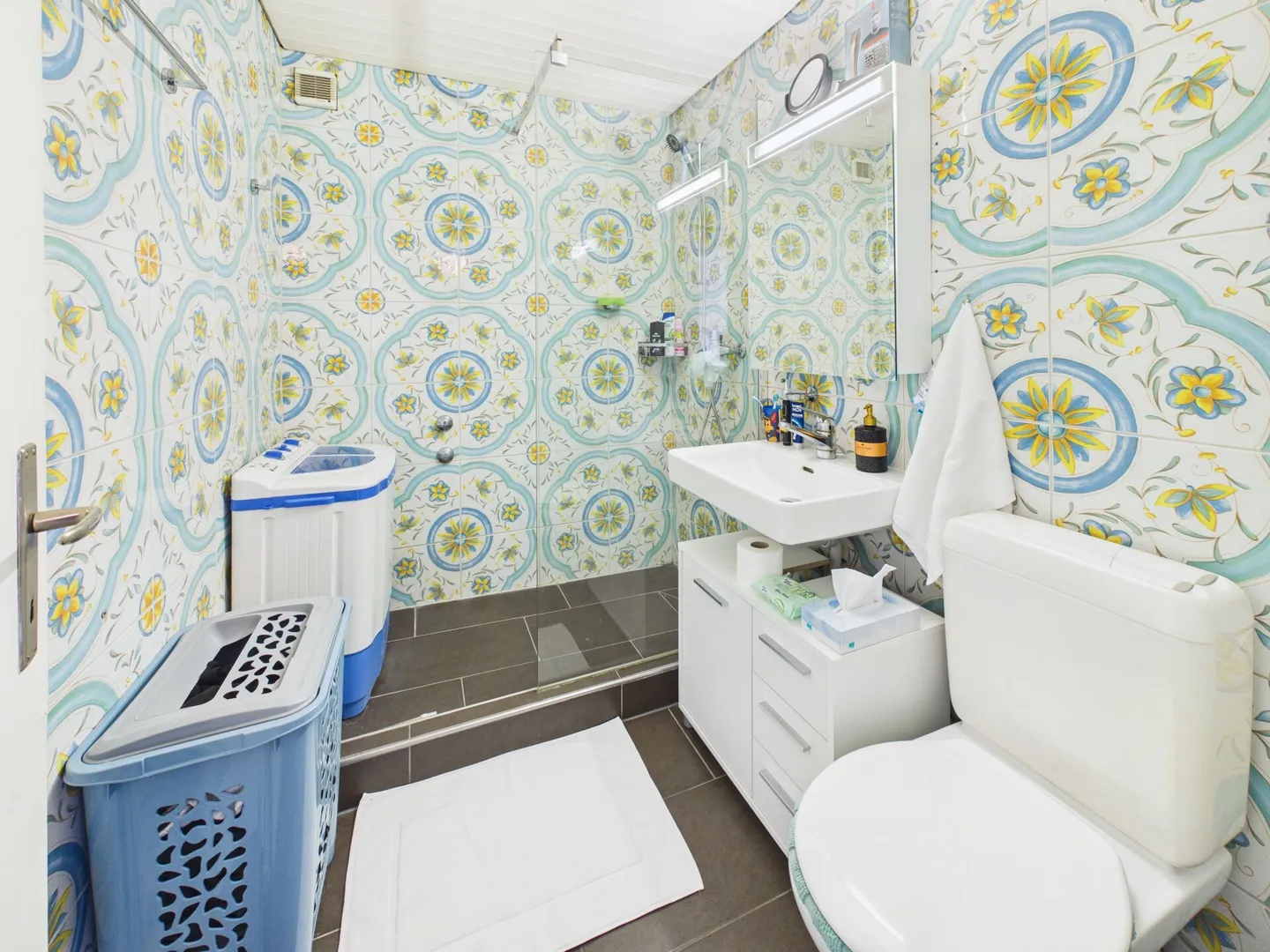 CENTRAL, BRIGHT AND WITH A VIEW - Photo 5 of 7