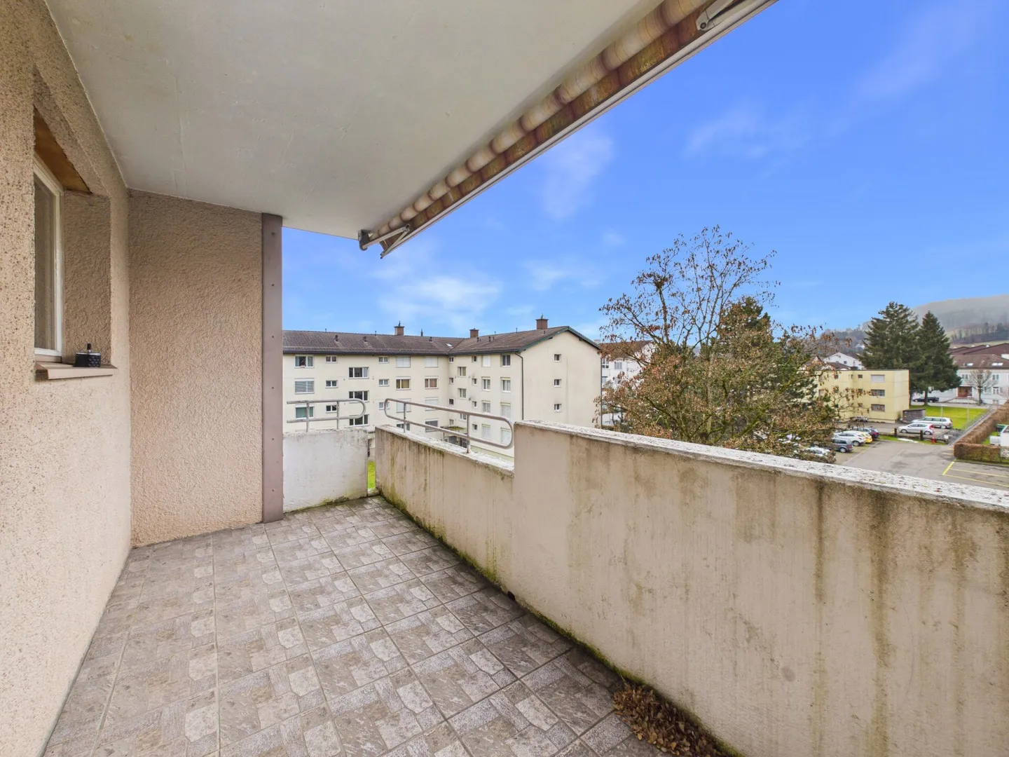 CENTRAL, BRIGHT AND WITH A VIEW - Photo 6 of 7