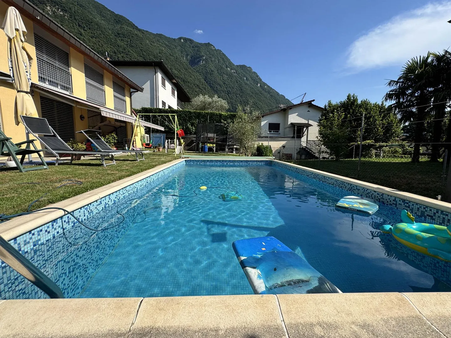 Maison bifamiliale avec piscine et grand terrain à Melano - Photo 1 sur 12