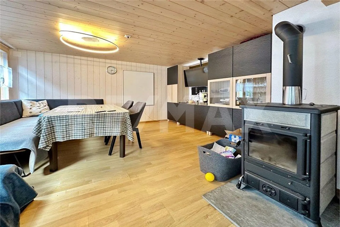 Vivere con carattere - Maisonette elegante di 5,5 stanze in stile Simmental + studio - Foto 3 di 13
