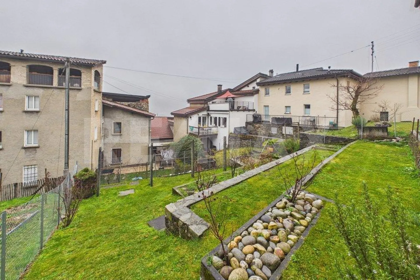 Maison individuelle 4 ½ pièces avec appartement séparé de 2 ½ pièces - Photo 3 sur 13