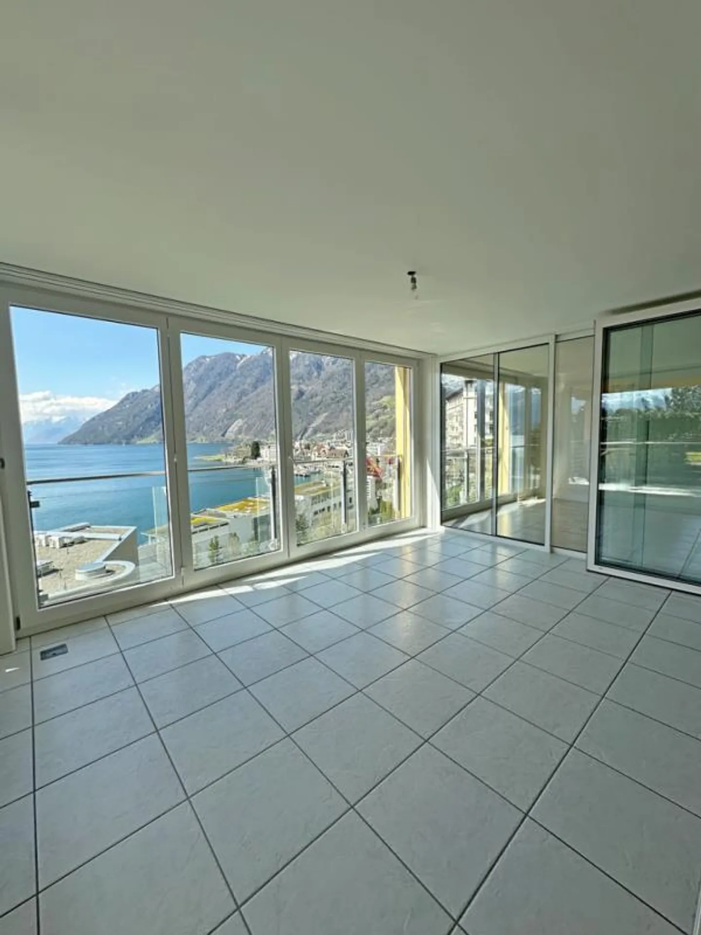 Atemberaubende Wohnung mit Seeblick - Foto 4 von 12