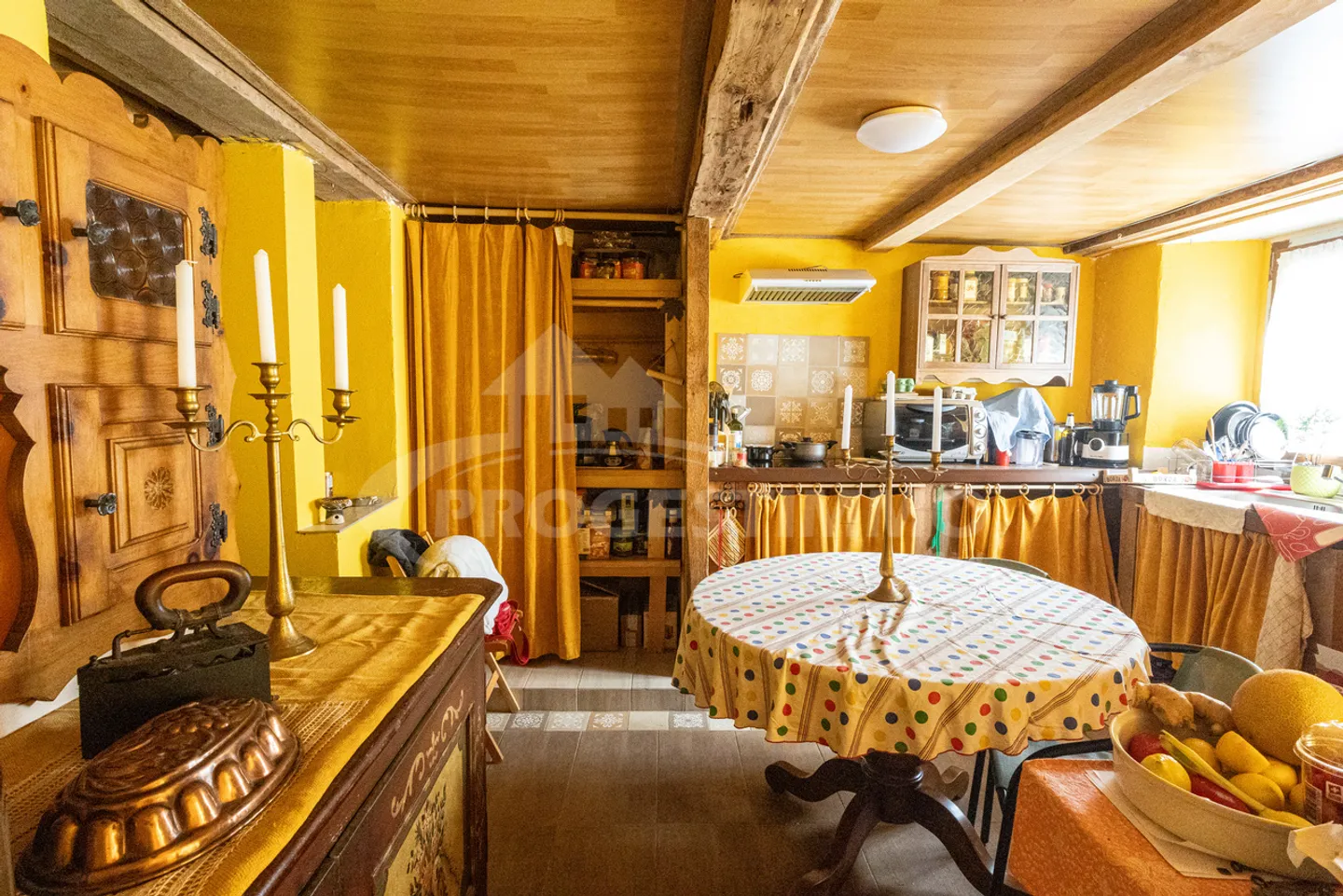 CHARM UND AUTHENTIZITÄT: HAUS MIT SCHEUNE - Photo 3 sur 13