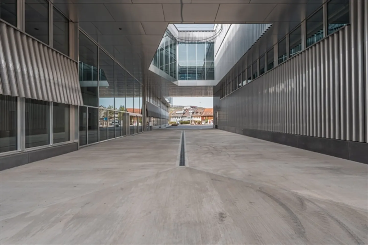 First rental of attractive commercial spaces CAMPUS / Parking available - Photo 5 of 10