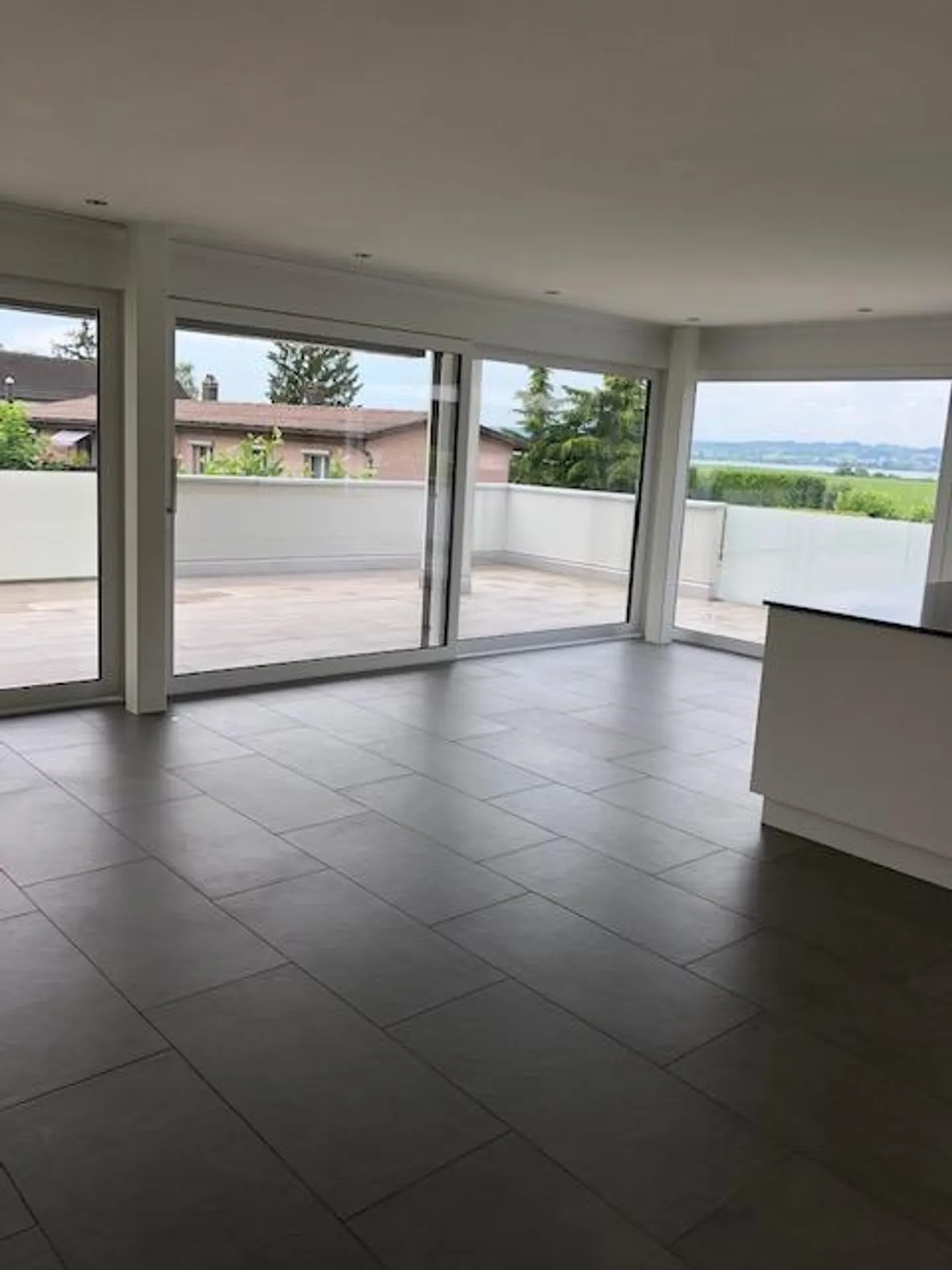 Modernes Apartment mit Seesicht - Foto 3 von 14