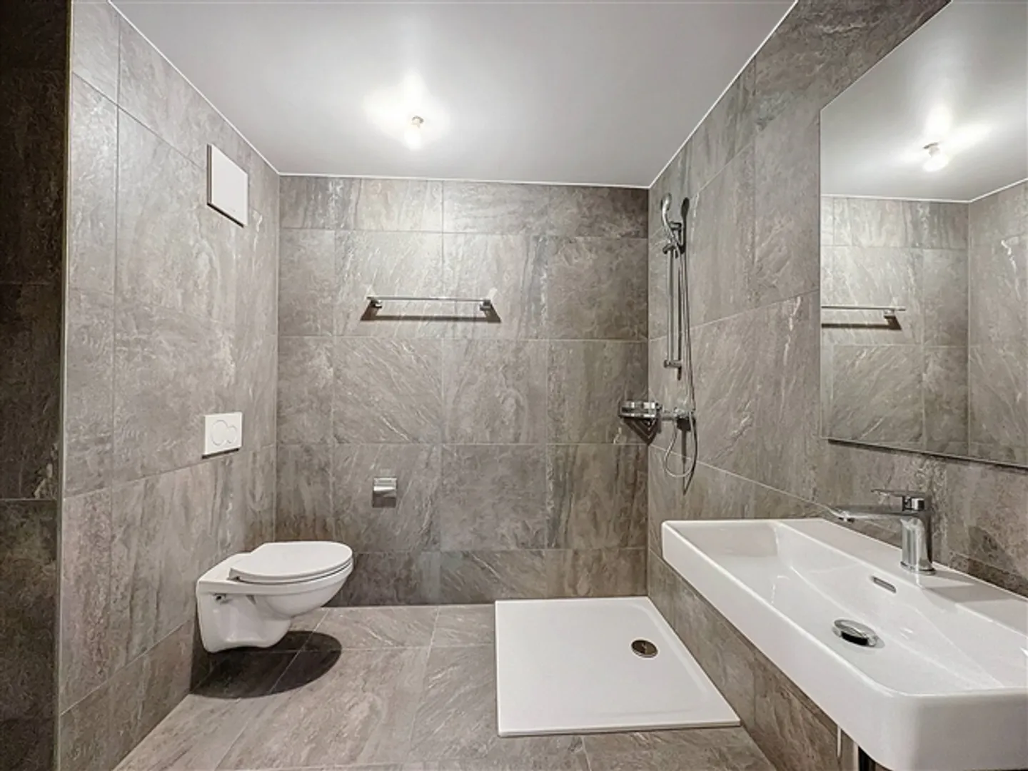 Spacious 4.5 Room Apartment NEW on the Ground Floor - Photo 3 of 7