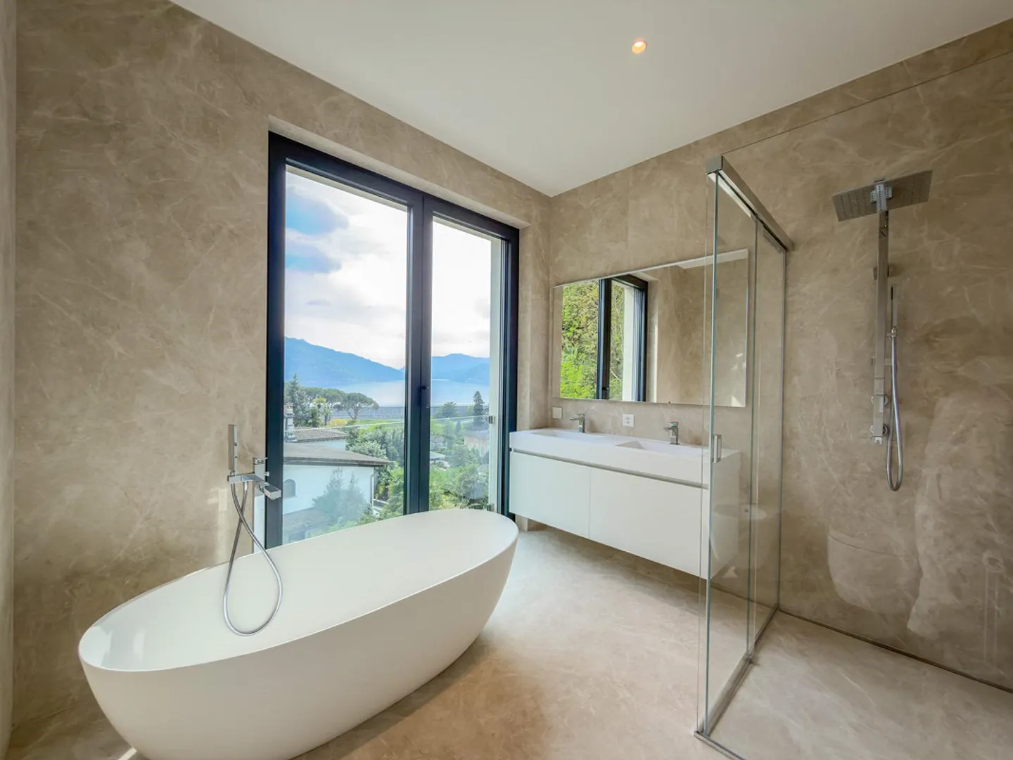 Luxury penthouse 4.5 rooms with lake view in Bissone - Photo 8 of 12
