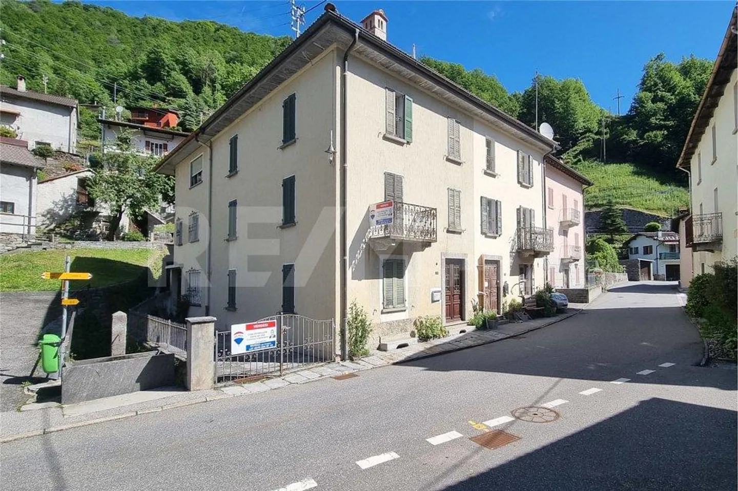 Casa bifamiliare con giardino - Foto 1 di 13