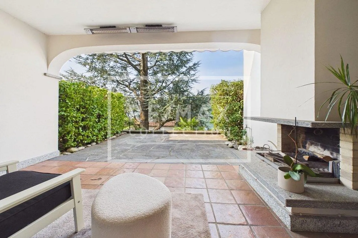 Oasis of tranquility with lake view - Photo 5 of 13