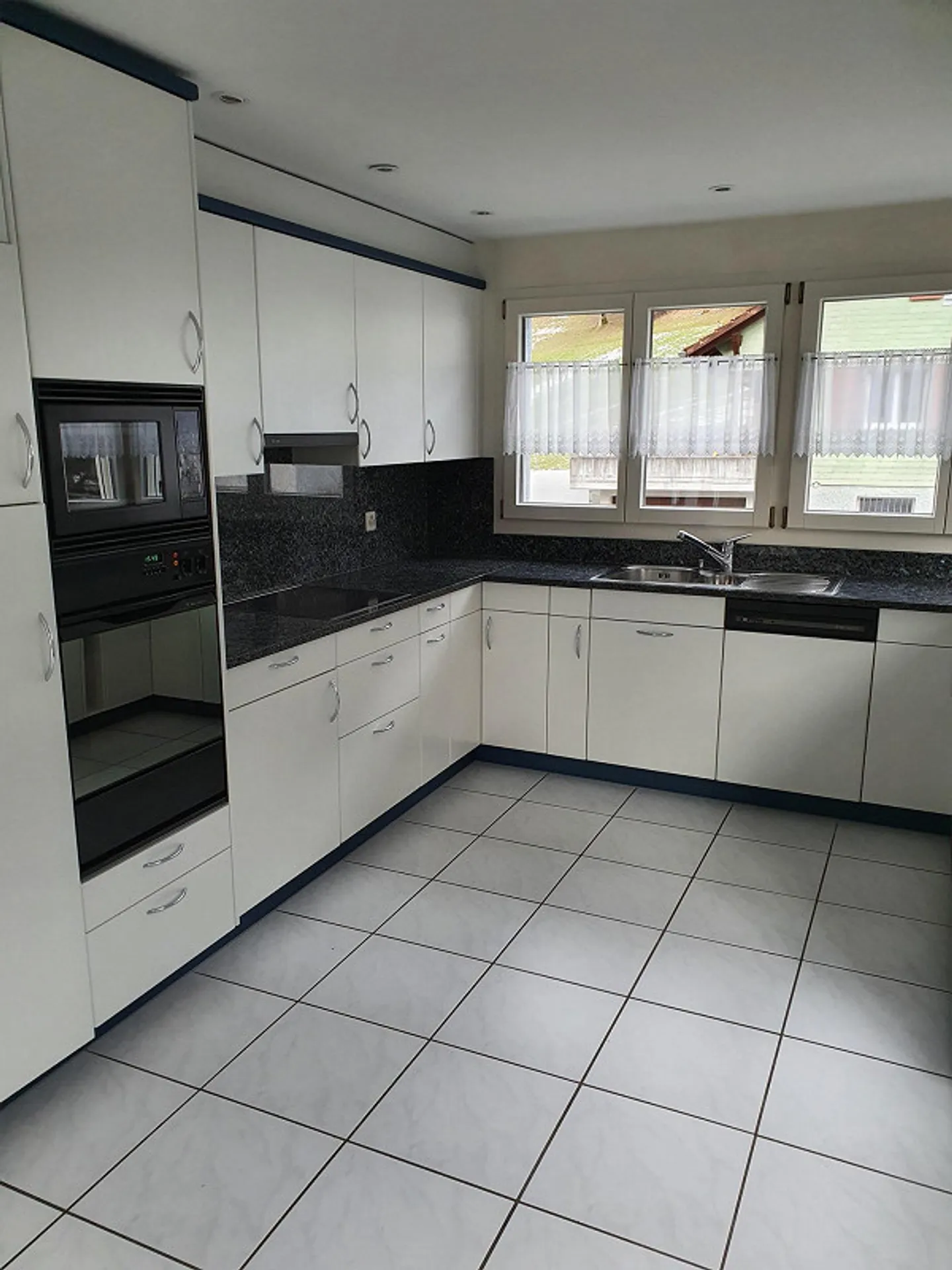 Modern 5 1/2 Room Apartment with Balcony - Photo 2 of 8