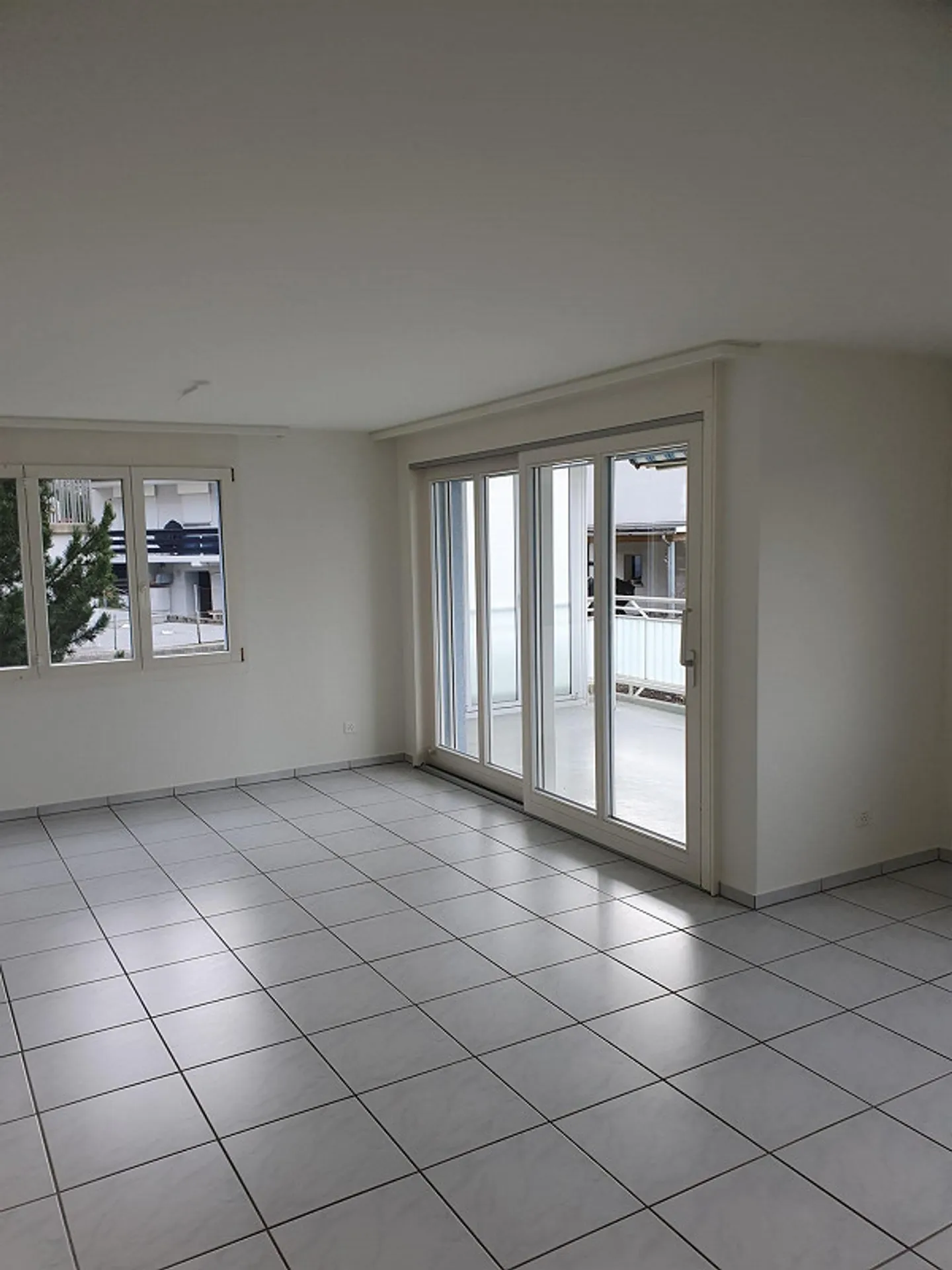 Modern 5 1/2 Room Apartment with Balcony - Photo 3 of 8