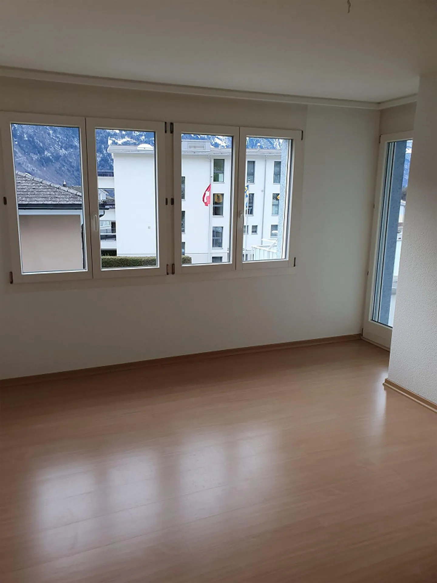 Modern 5 1/2 Room Apartment with Balcony - Photo 4 of 8