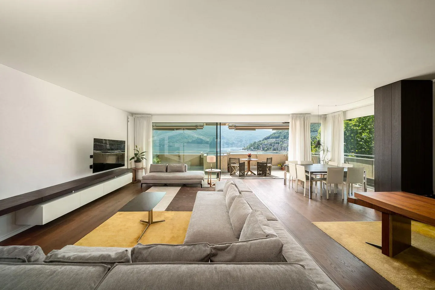PENTHOUSE ÉLÉGANT AU 12E ÉTAGE AU COEUR DE LUGANO - Photo 1 sur 13