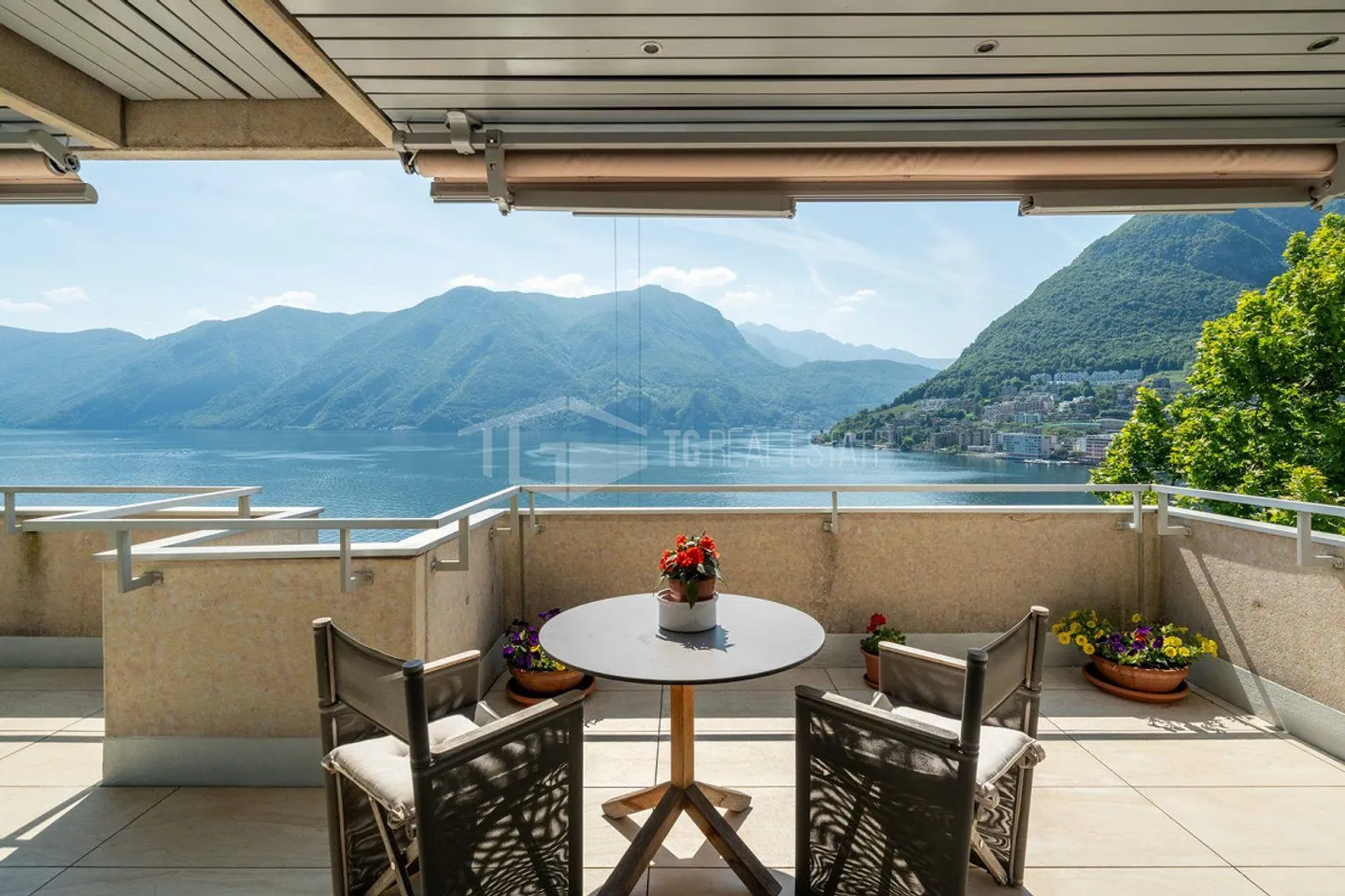 PENTHOUSE ÉLÉGANT AU 12E ÉTAGE AU COEUR DE LUGANO - Photo 2 sur 13