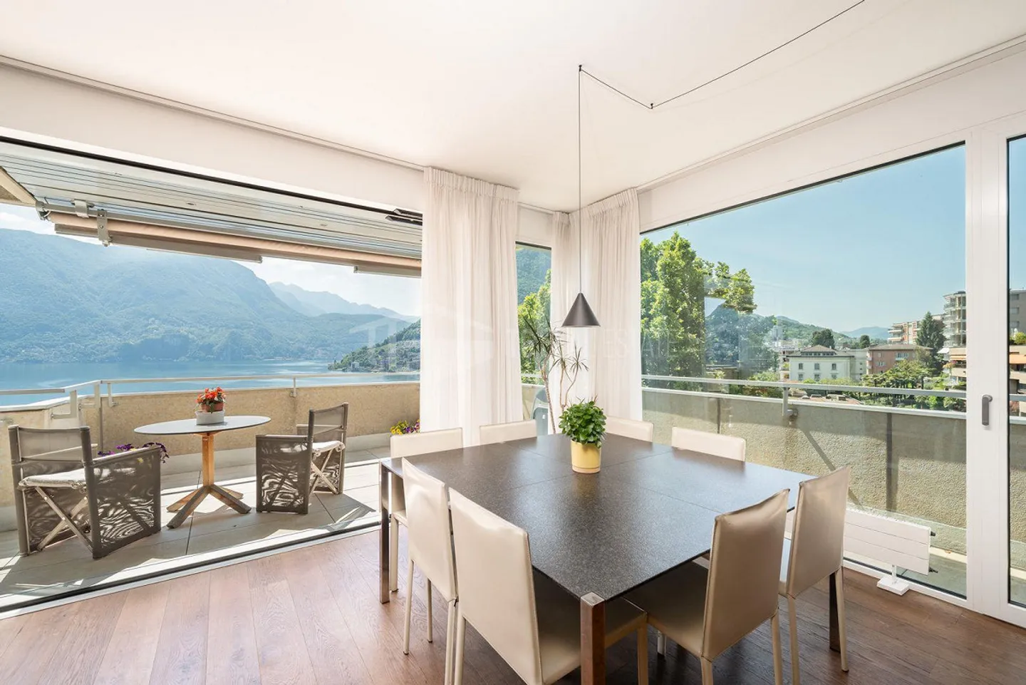 PENTHOUSE ÉLÉGANT AU 12E ÉTAGE AU COEUR DE LUGANO - Photo 5 sur 13