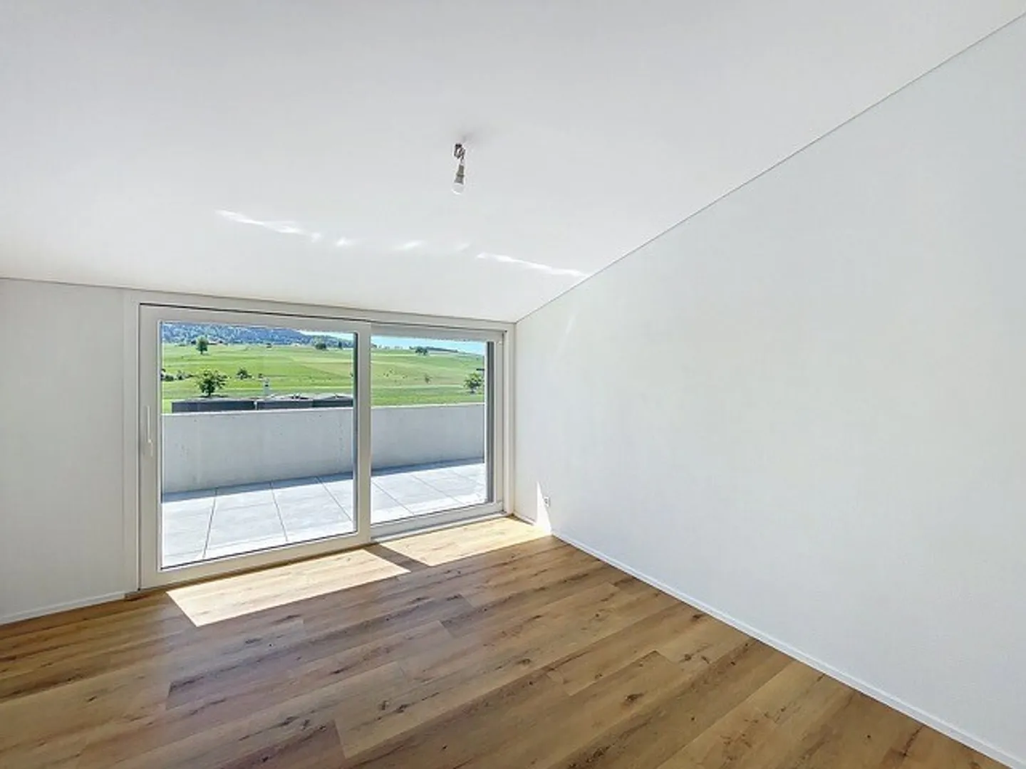 ZUM VERKAUF: HAUS MIT ZWEI WOHNUNGEN - Foto 2 von 14