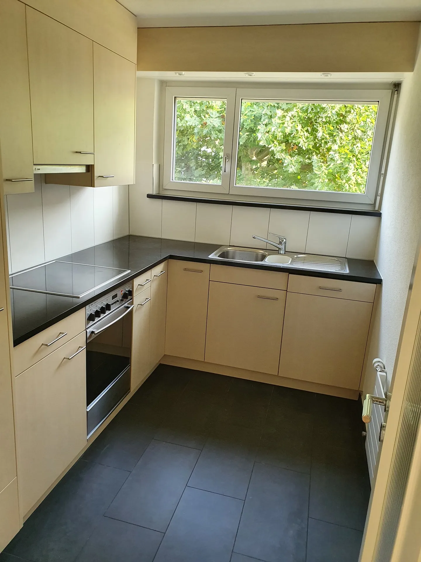 Modern and Mediterranean 3-room apartment in the heart of Birmensdorf ZH - Photo 3 of 7