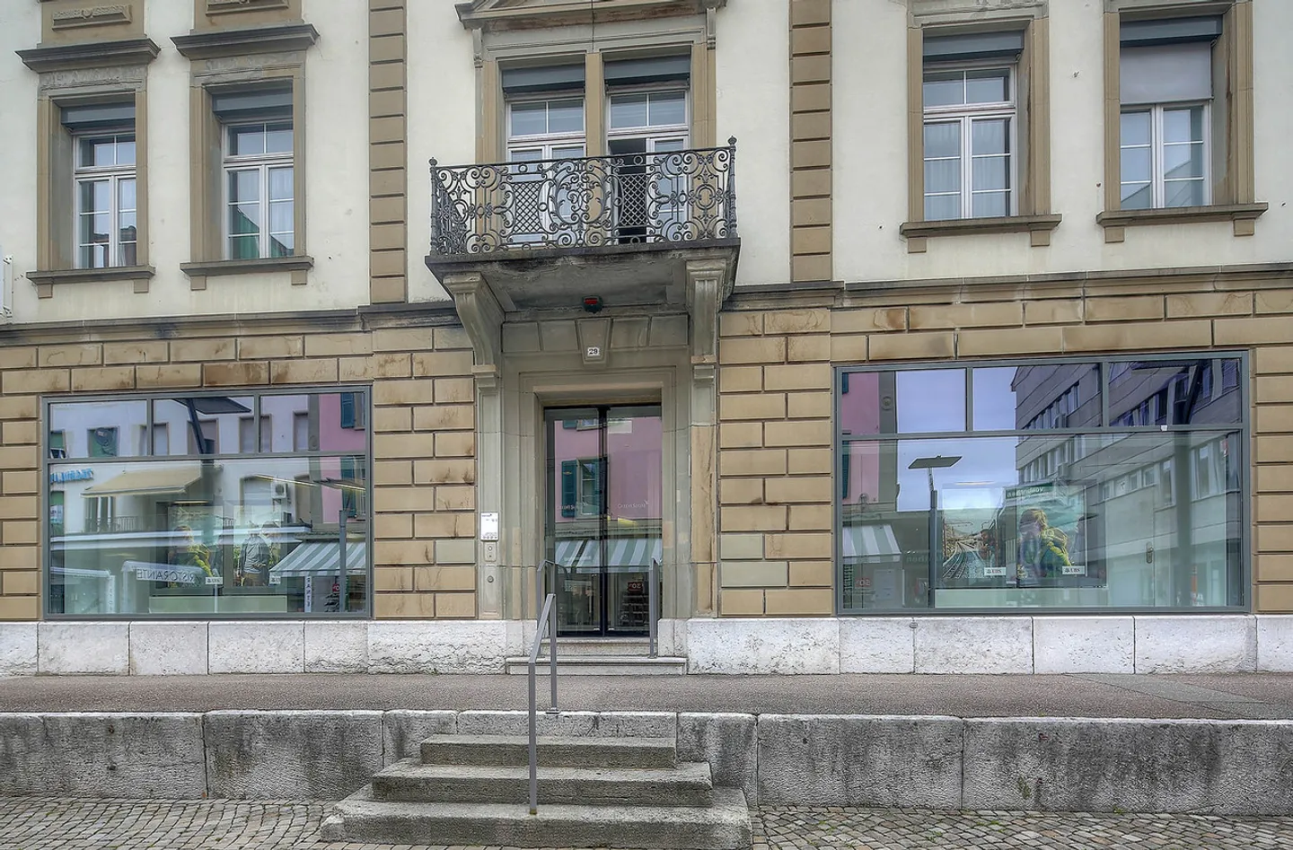 Espace de vente central et visible au cœur de Langenthal - Photo 2 sur 4
