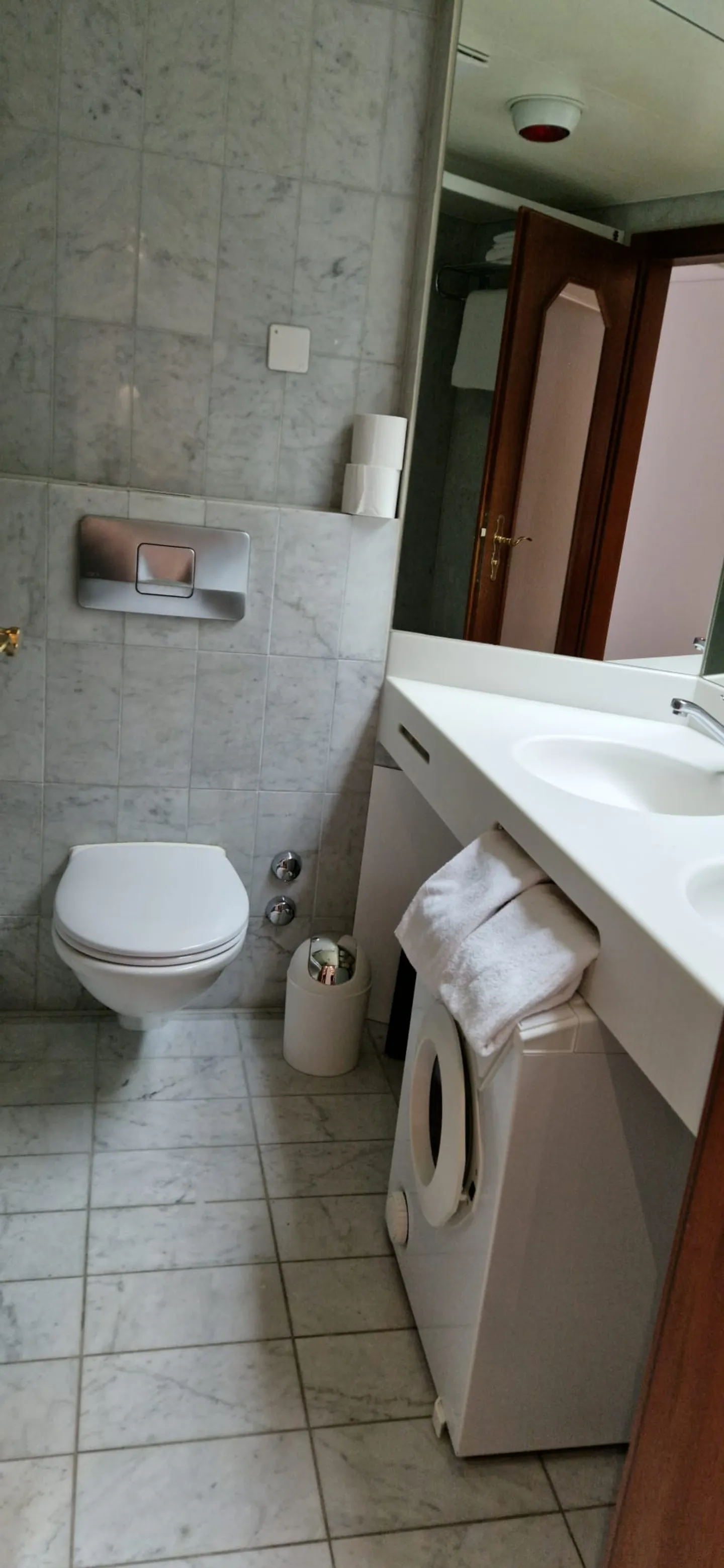 Furnished Studio with Service - Photo 7 of 8