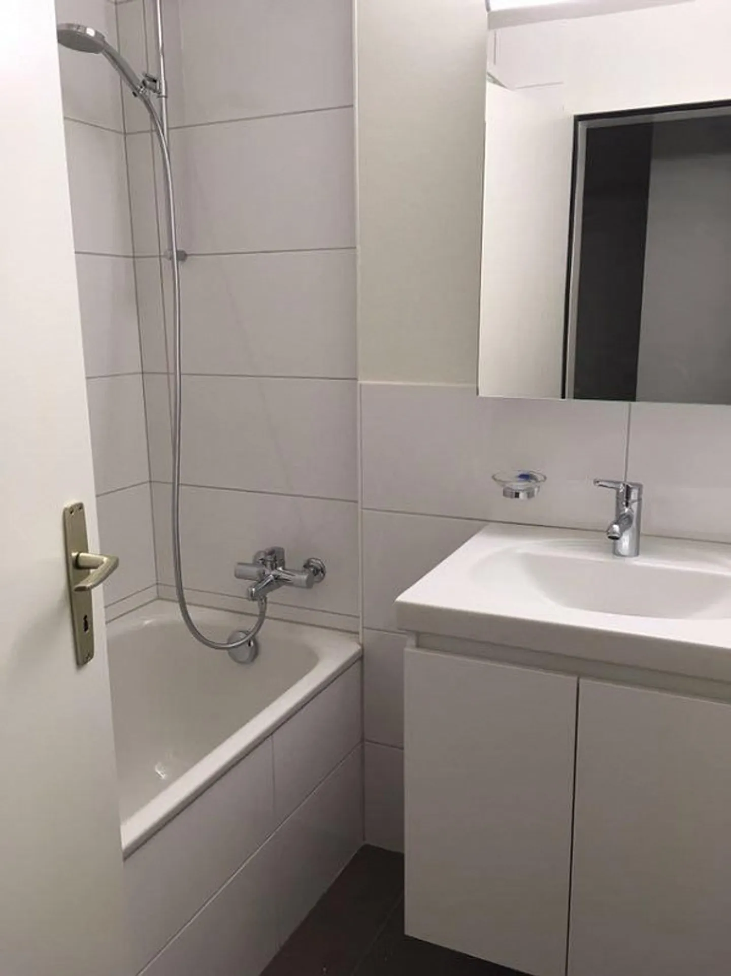 Renovated 2.5-room apartment in a quiet location near Bruderholz Hospital - Photo 7 of 10