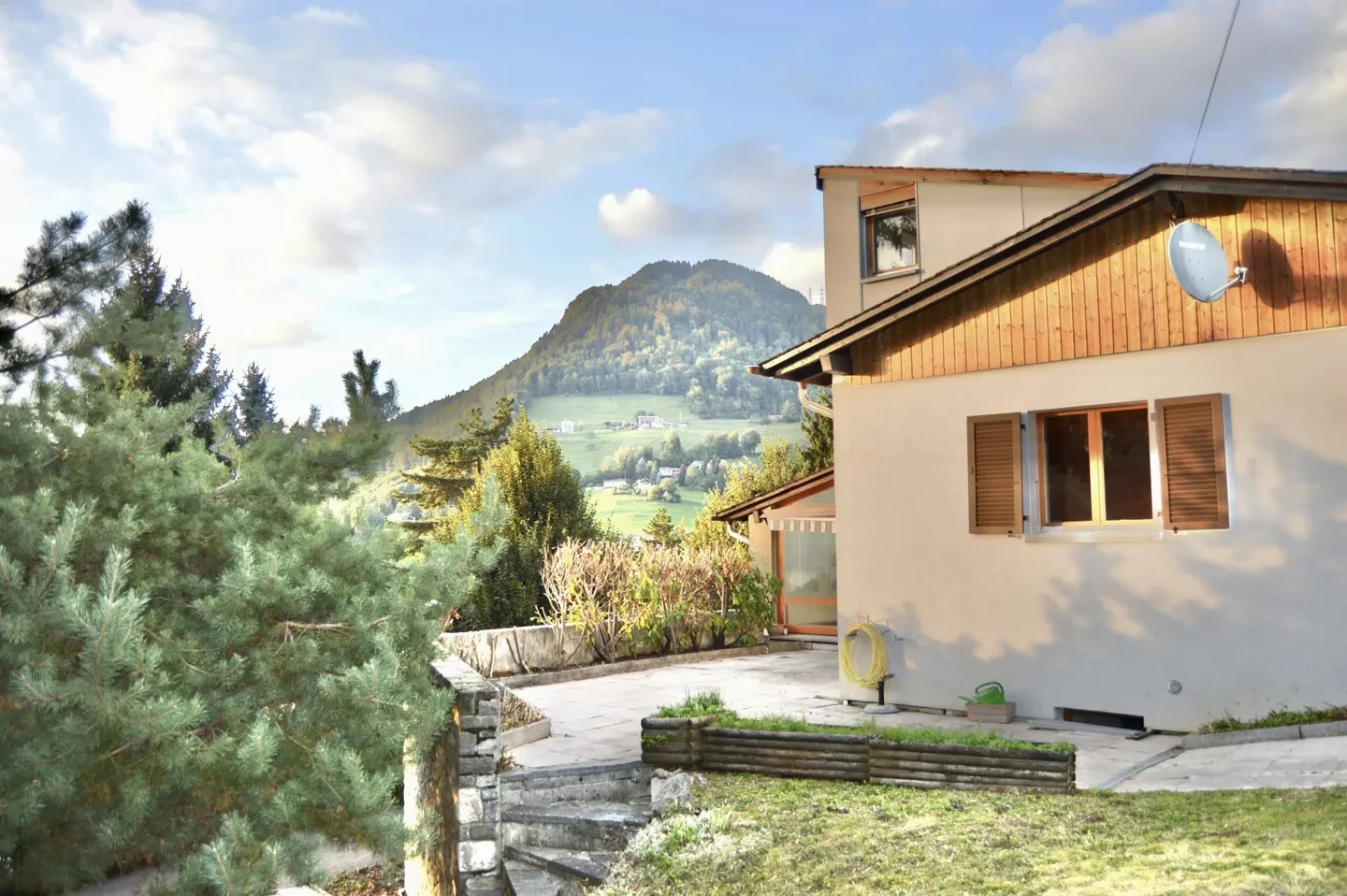 Casa familiare degli anni '60 con vista lago - Foto 1 di 26
