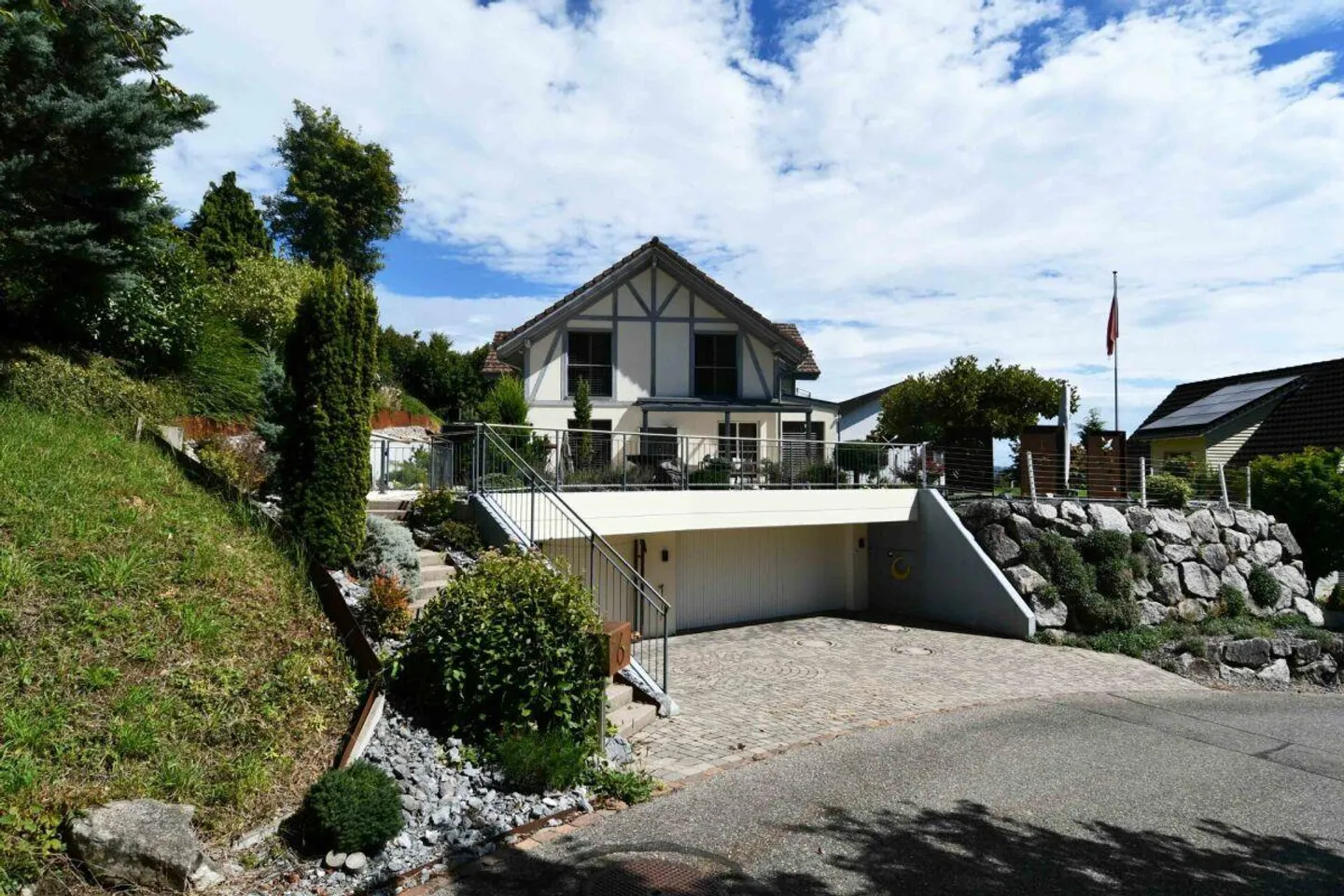 Casa unifamiliare di 5,5 stanze molto ben tenuta con bellissimo giardino - Foto 1 di 12