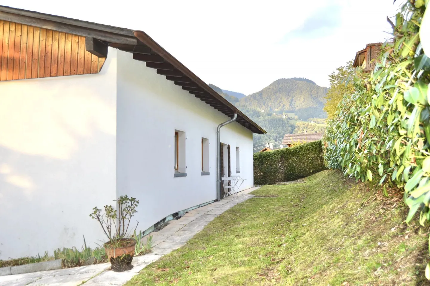 Casa familiare degli anni '60 con vista lago - Foto 10 di 26