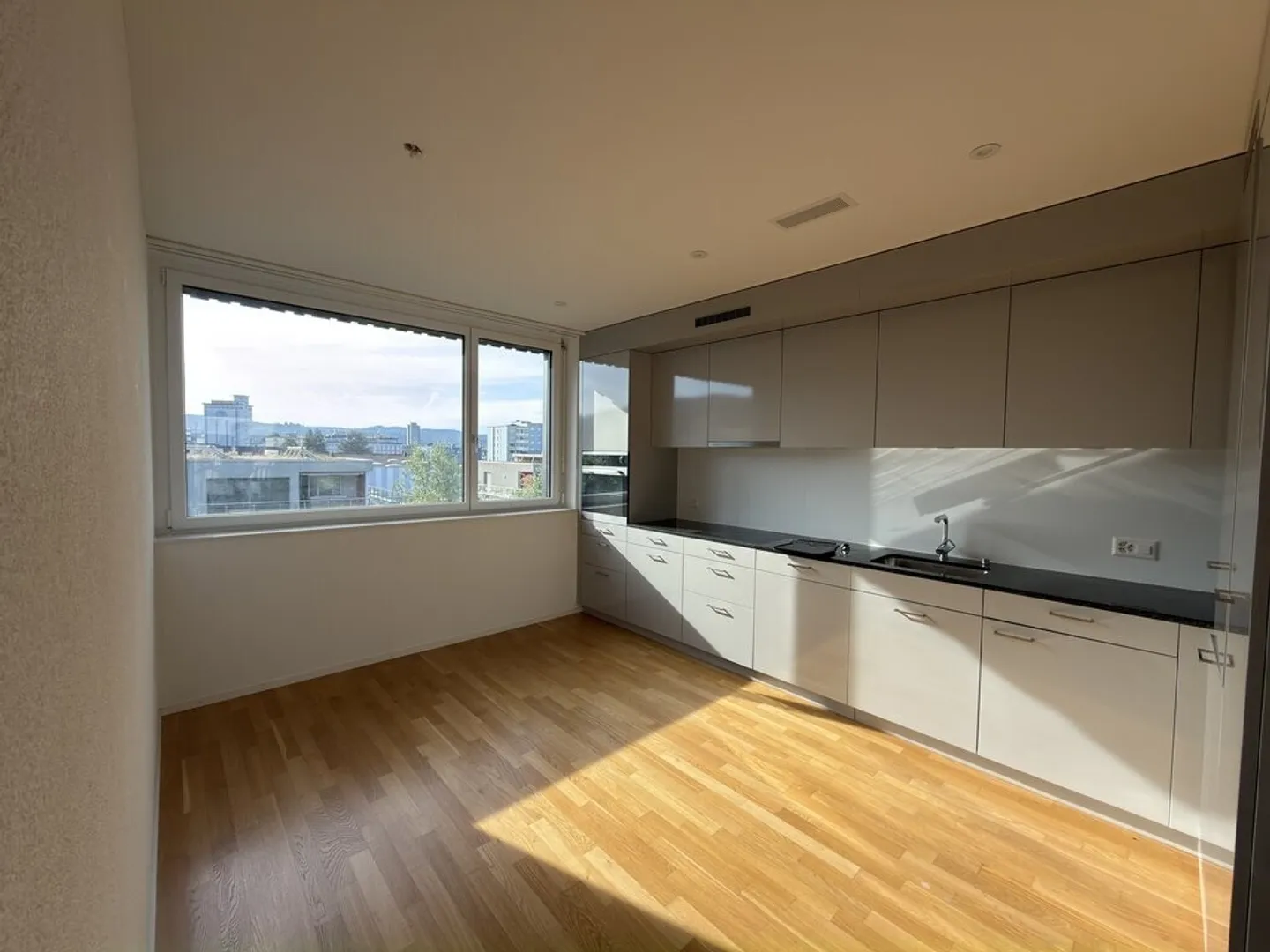 Modernes Attikawohnung mit Balkon - Foto 3 von 9