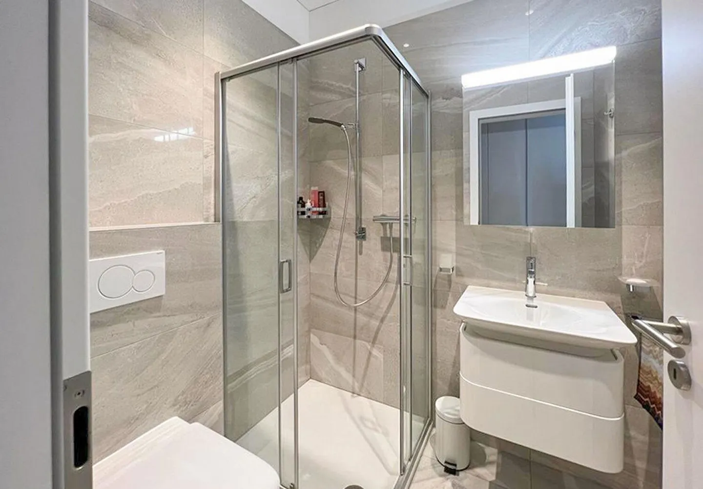 Lugano - modern and bright 3.5 rooms, convenient and spacious. - Photo 5 of 8