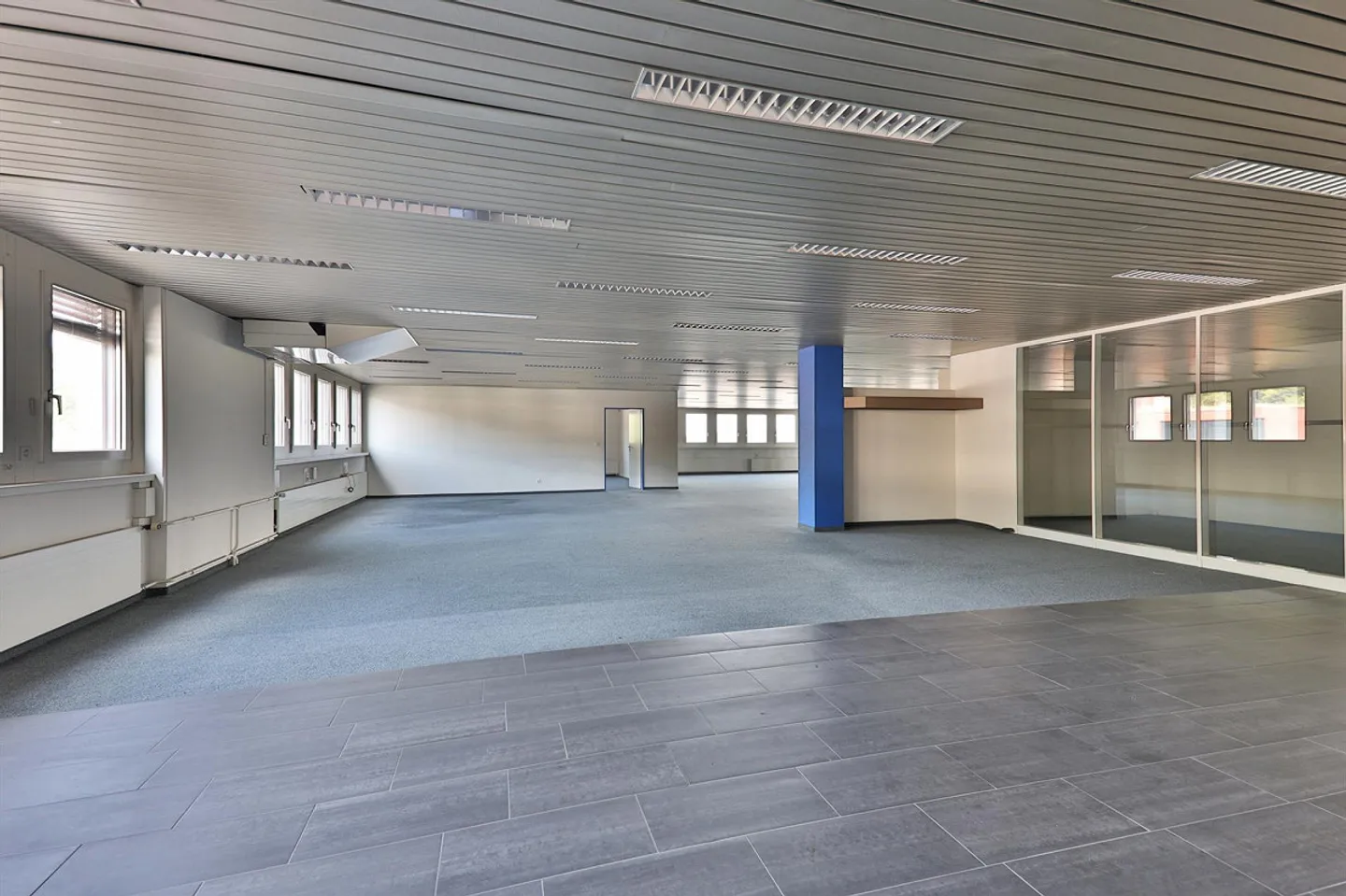 Logistics space directly on the highway - Photo 1 of 16