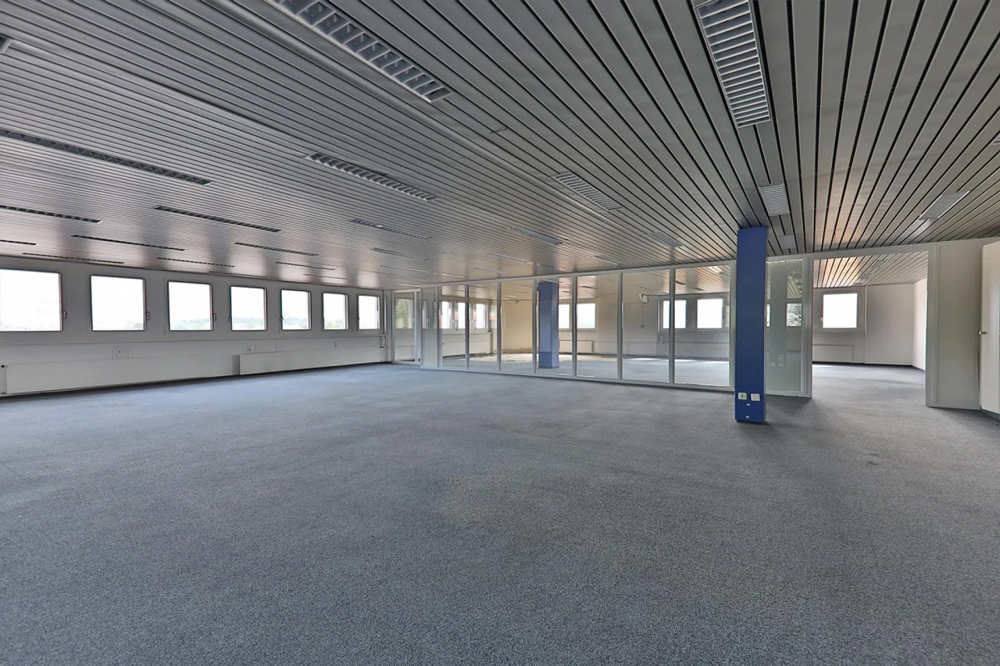 Logistics space directly on the highway - Photo 2 of 16