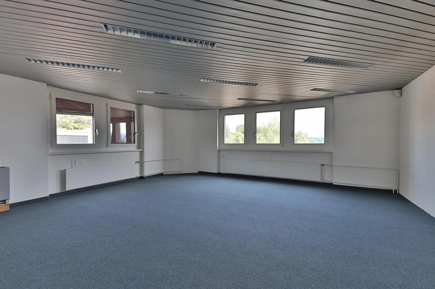 Logistics space directly on the highway - Photo 3 of 16