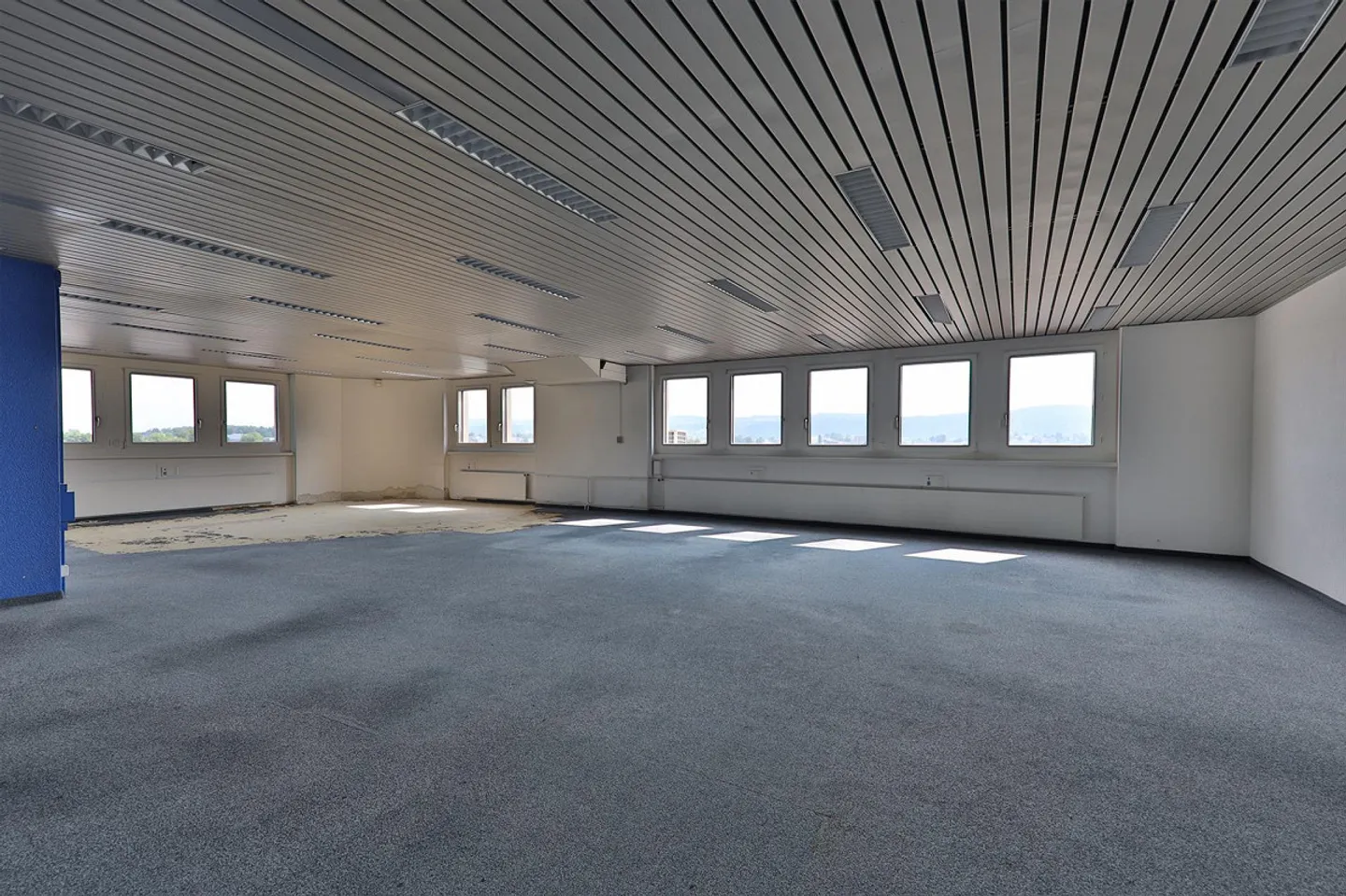 Logistics space directly on the highway - Photo 4 of 16