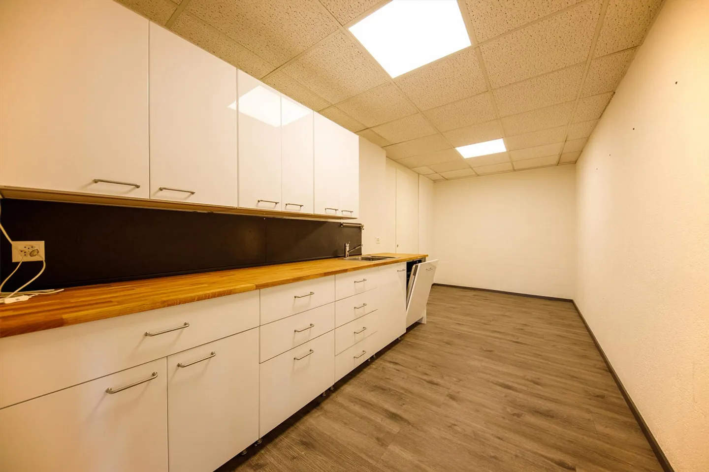 Logistics space directly on the highway - Photo 6 of 16