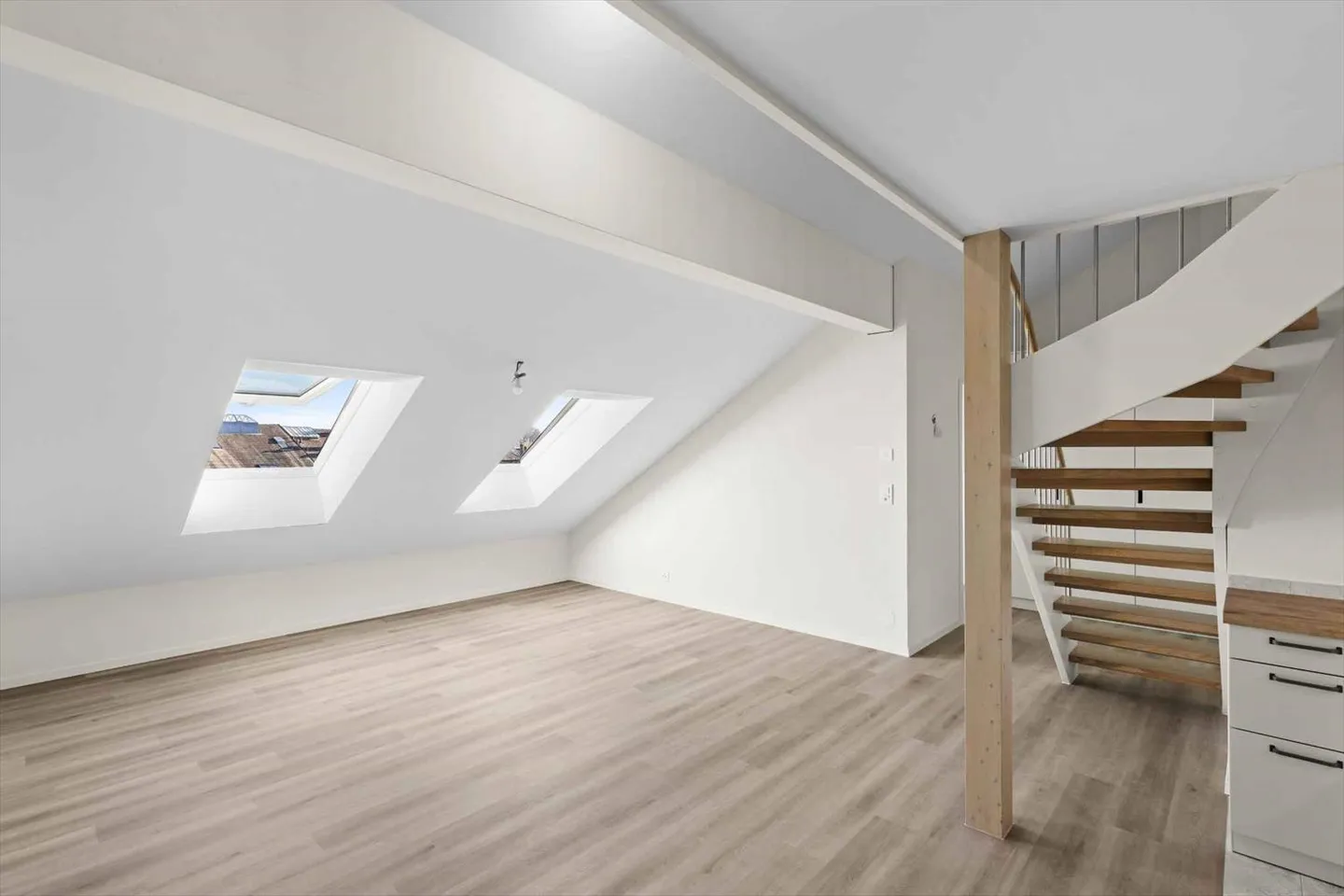 Top floor 3.5 rooms - Photo 3 of 13