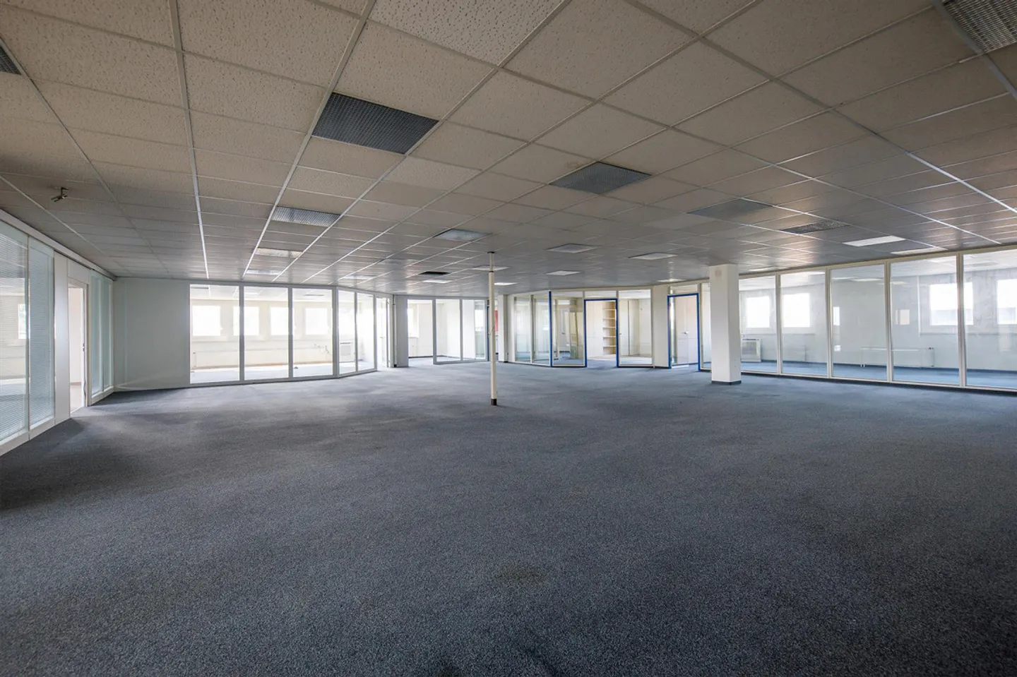 Logistics space directly on the highway - Photo 5 of 16