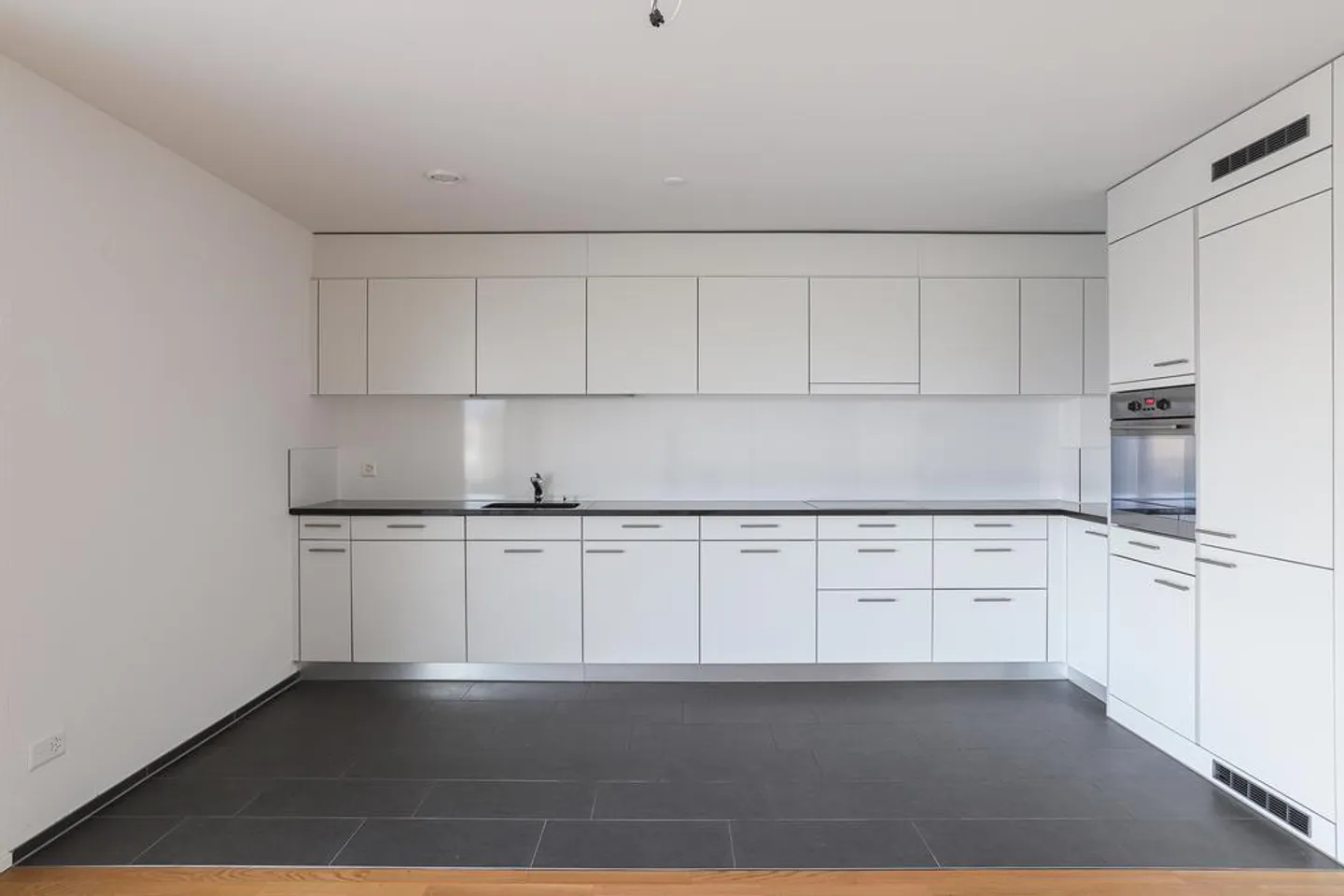 BRIGHT 3.5 room apartments with SPACIOUS terrace for rent - Photo 2 of 10