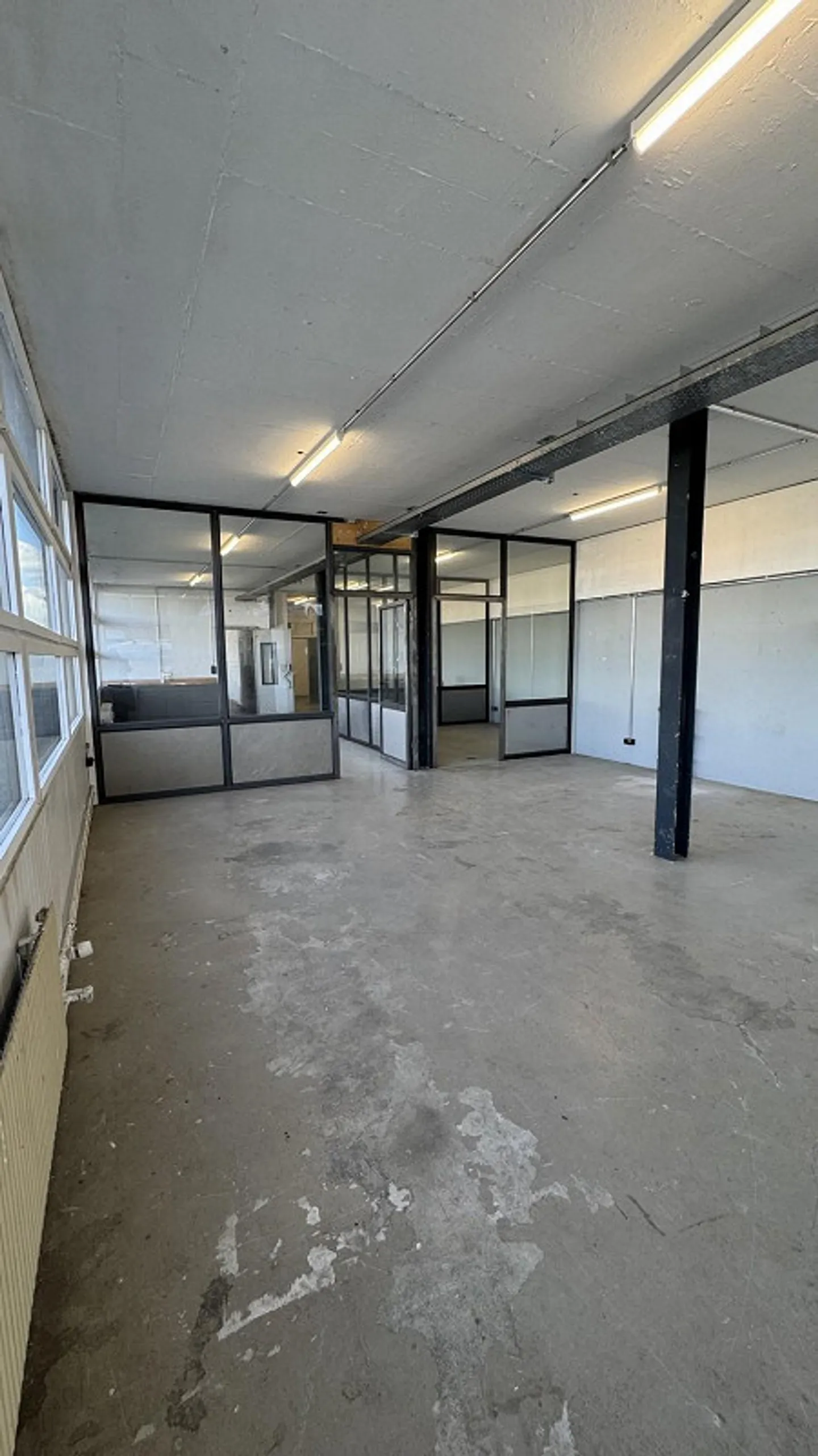Commercial space with loading ramp for rent - Photo 2 of 13