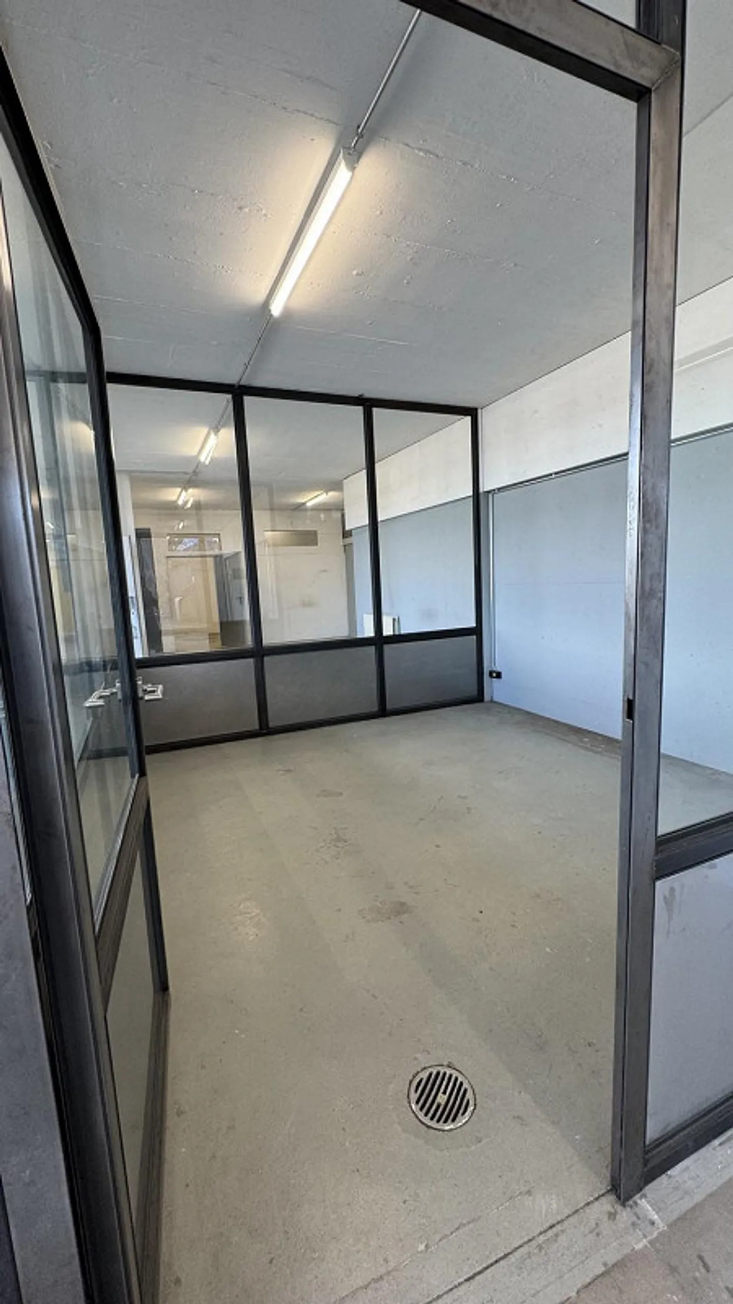 Commercial space with loading ramp for rent - Photo 3 of 13