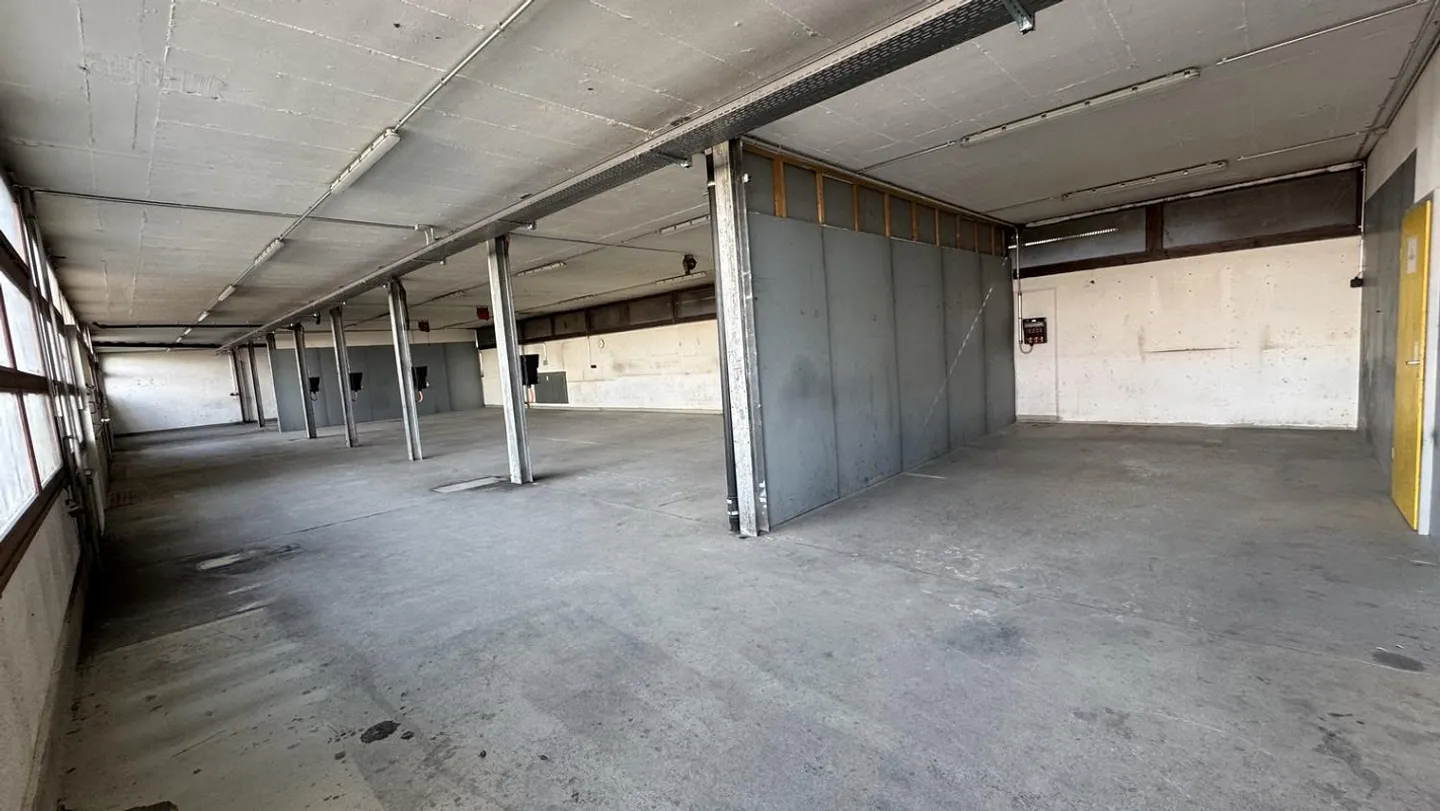 Commercial space with loading ramp for rent - Photo 4 of 13
