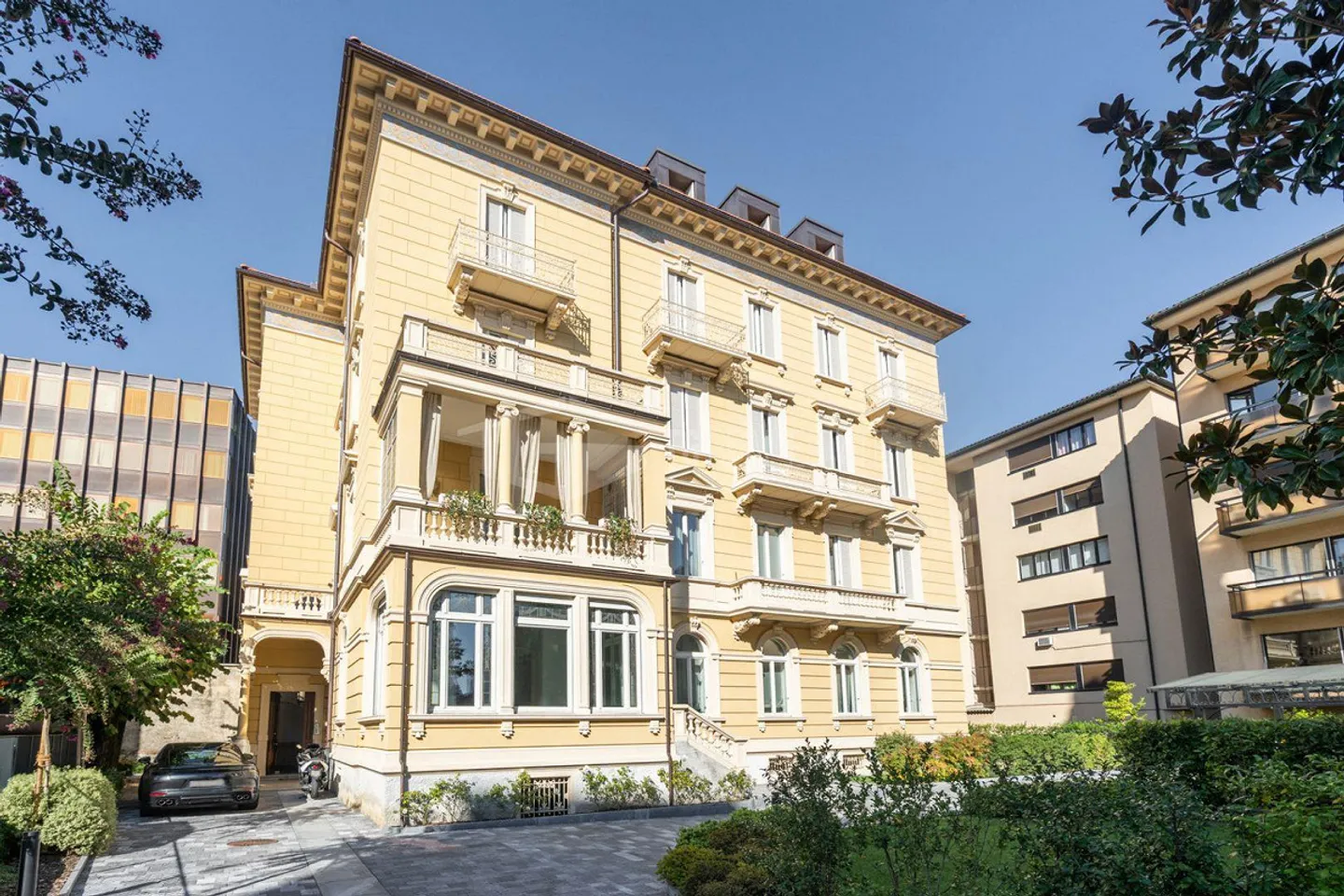 LUXURY AND COMFORT: 6.5 ROOM PENTHOUSE APARTMENT WITH PANORAMIC VIEW OF LUGANO - Photo 1 of 14