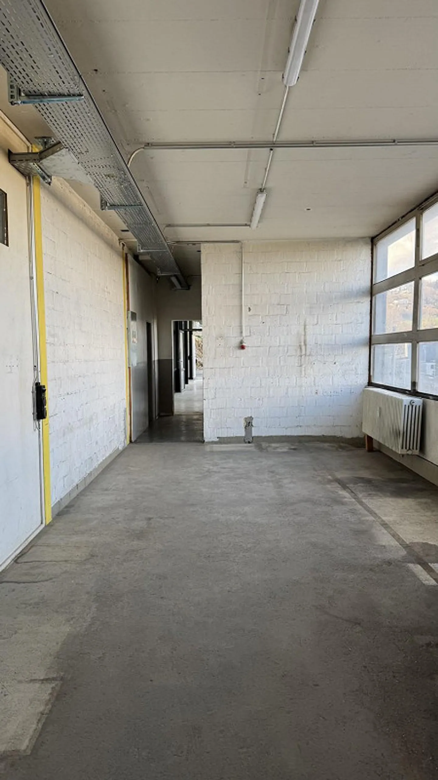 Commercial space with loading ramp for rent - Photo 6 of 13