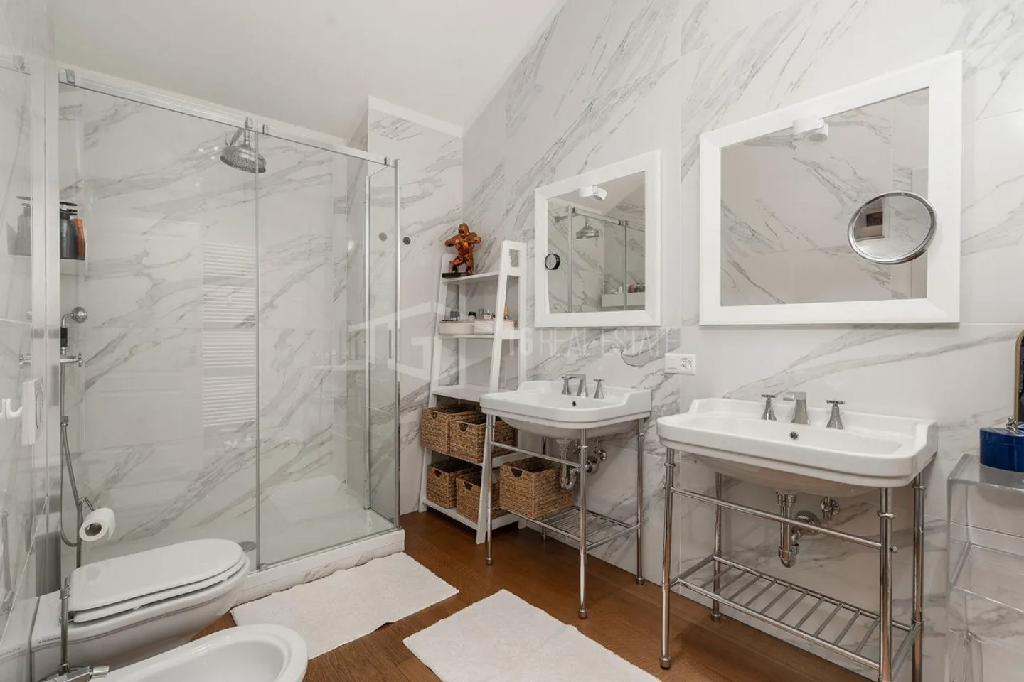 LUXURY AND COMFORT: 6.5 ROOM PENTHOUSE APARTMENT WITH PANORAMIC VIEW OF LUGANO - Photo 2 of 14