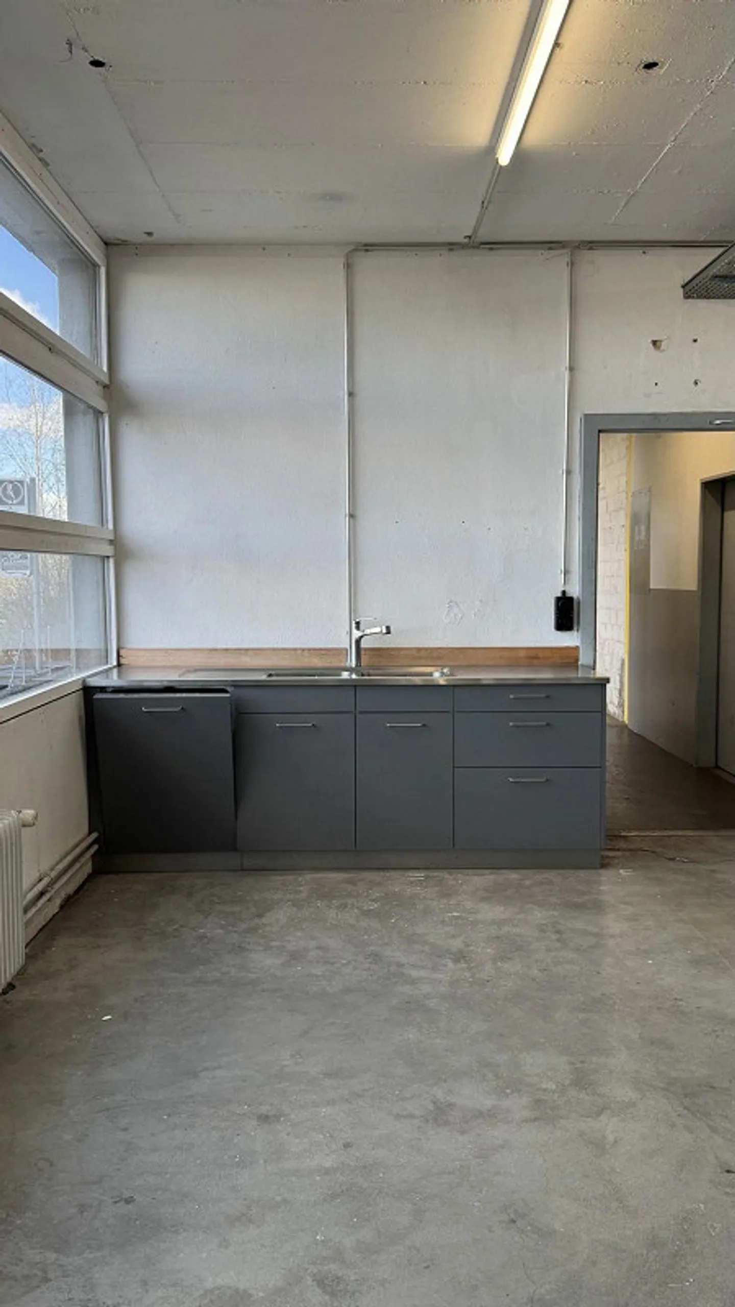 Commercial space with loading ramp for rent - Photo 7 of 13