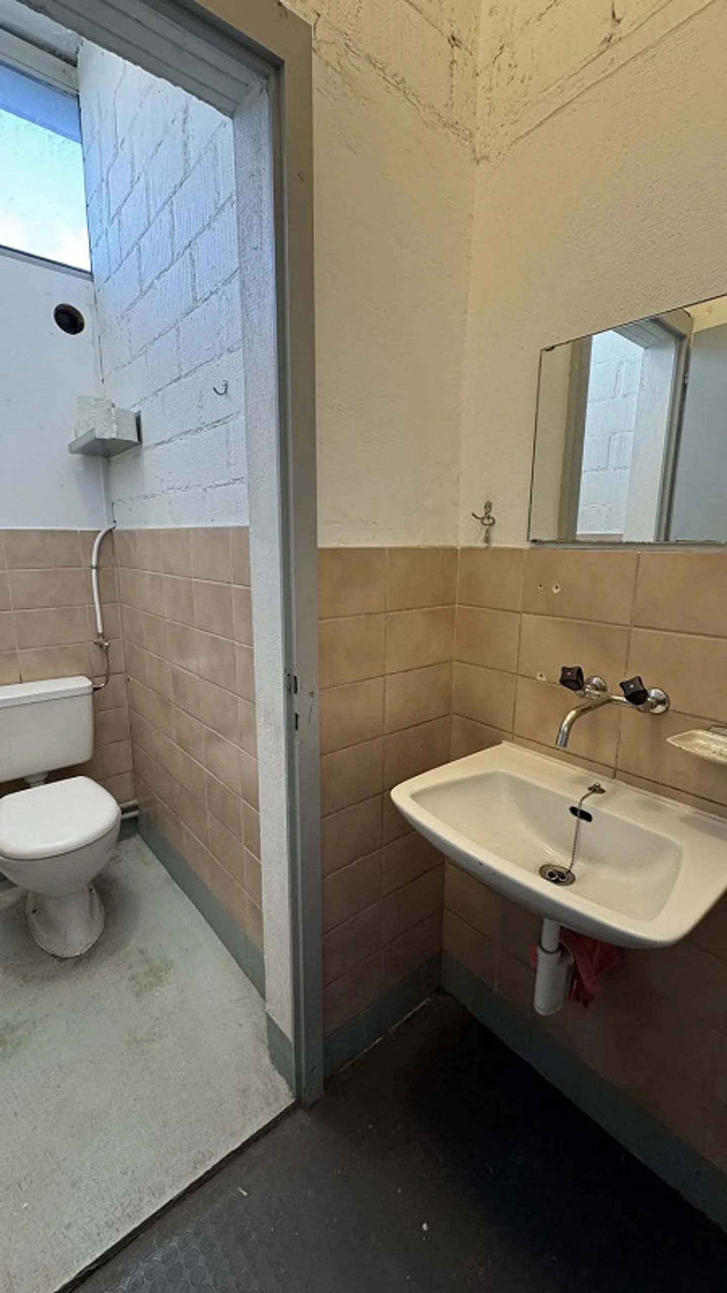 Commercial space with loading ramp for rent - Photo 8 of 13