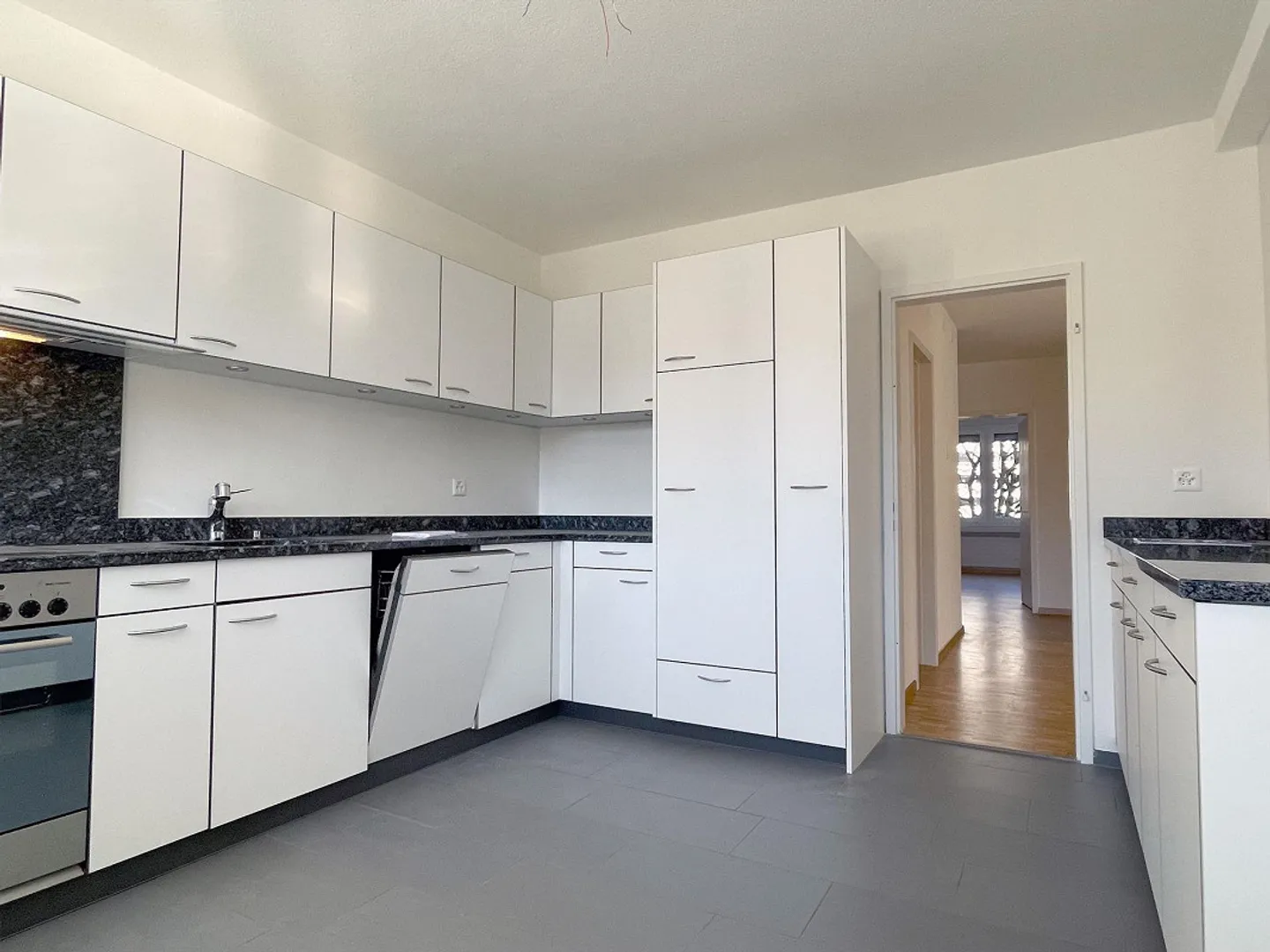 In una posizione centrale, vicino a negozi, stazione ferroviaria, scuole - Foto 4 di 9