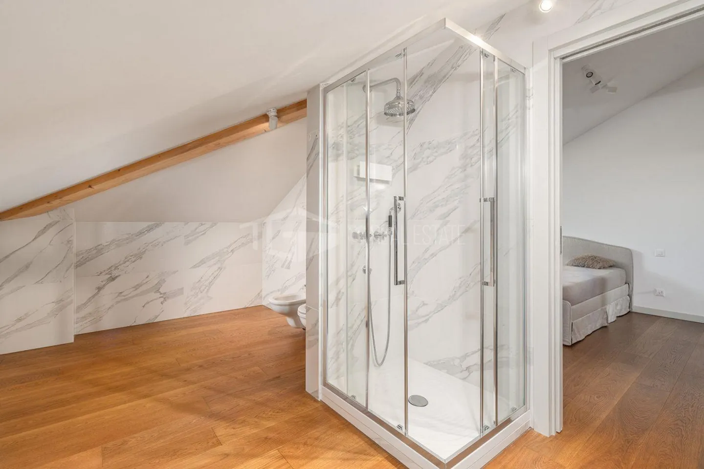 LUXURY AND COMFORT: 6.5 ROOM PENTHOUSE APARTMENT WITH PANORAMIC VIEW OF LUGANO - Photo 4 of 14