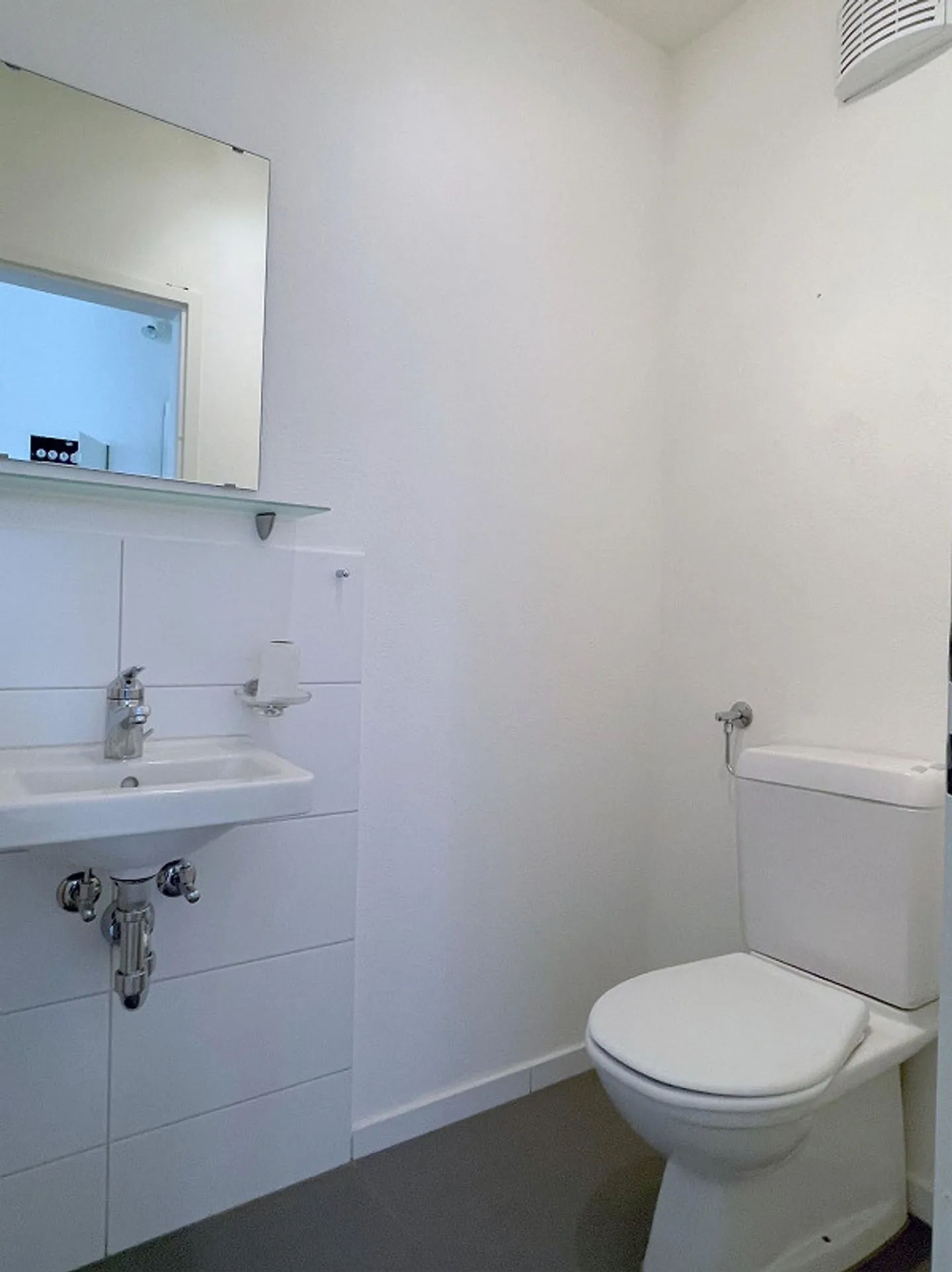 In una posizione centrale, vicino a negozi, stazione ferroviaria, scuole - Foto 6 di 9