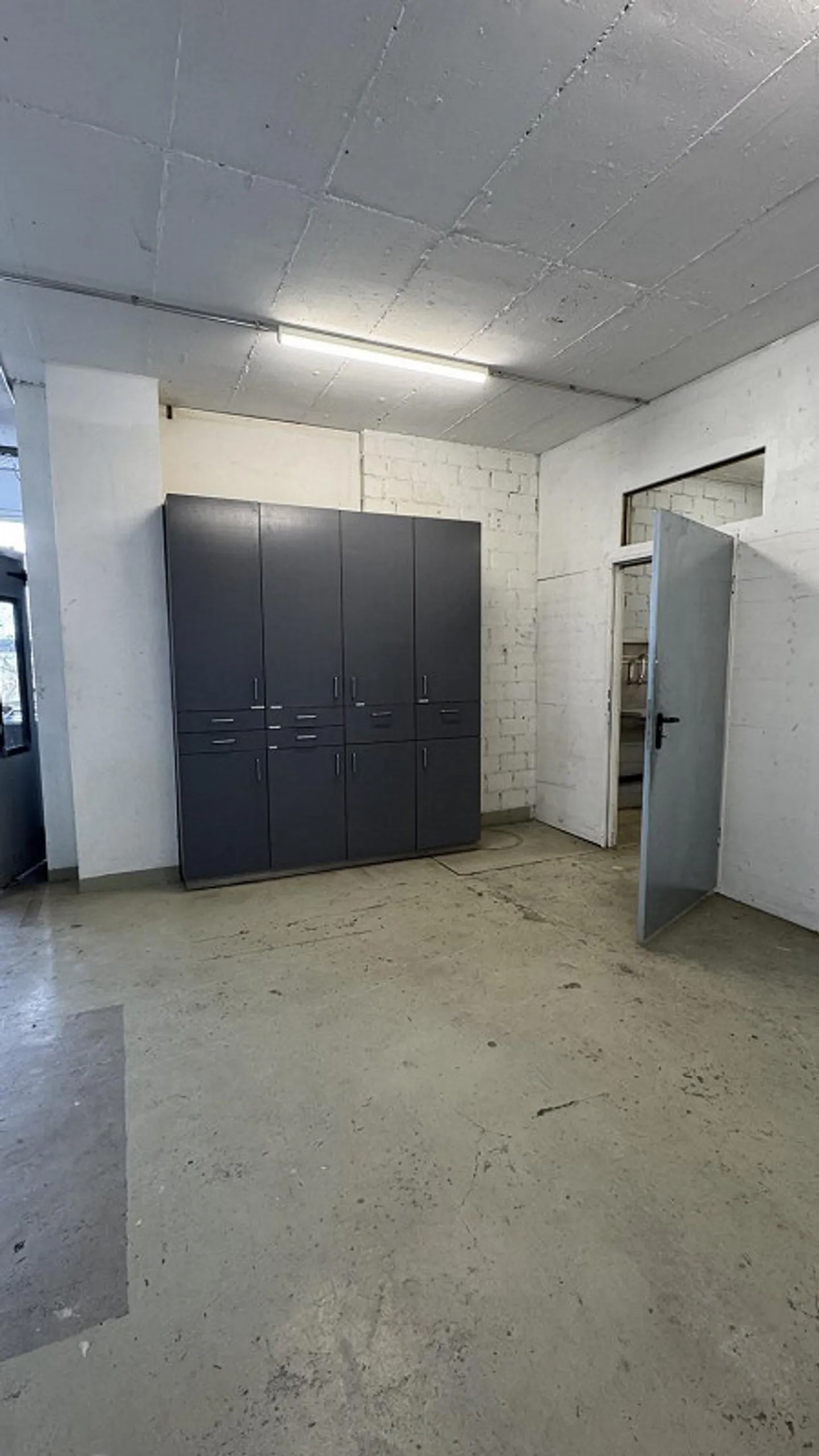 Commercial space with loading ramp for rent - Photo 11 of 13